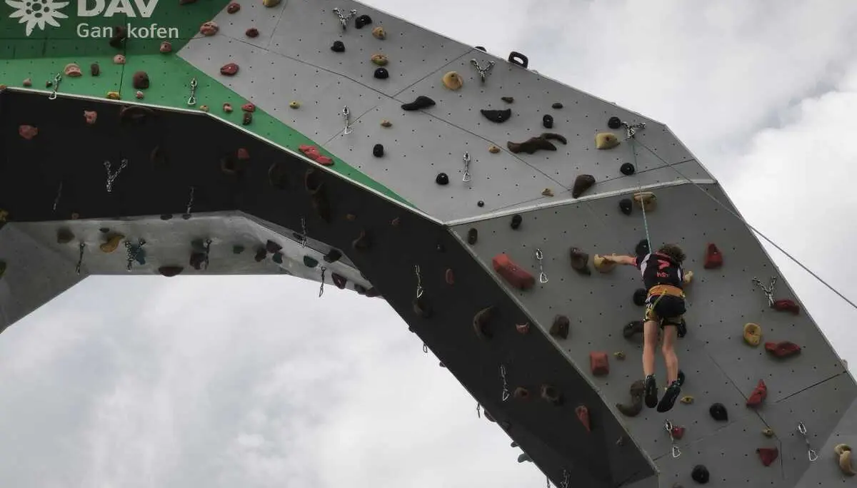 © (DAV Gangkofen) Kletterzwerge am Turm