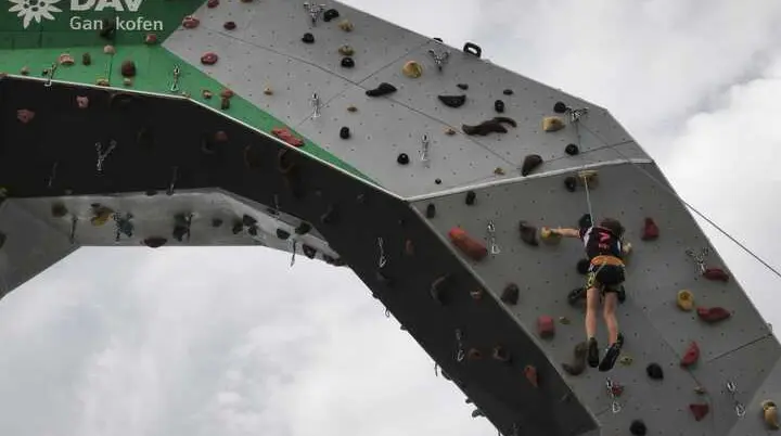 © (DAV Gangkofen) Kletterzwerge am Turm