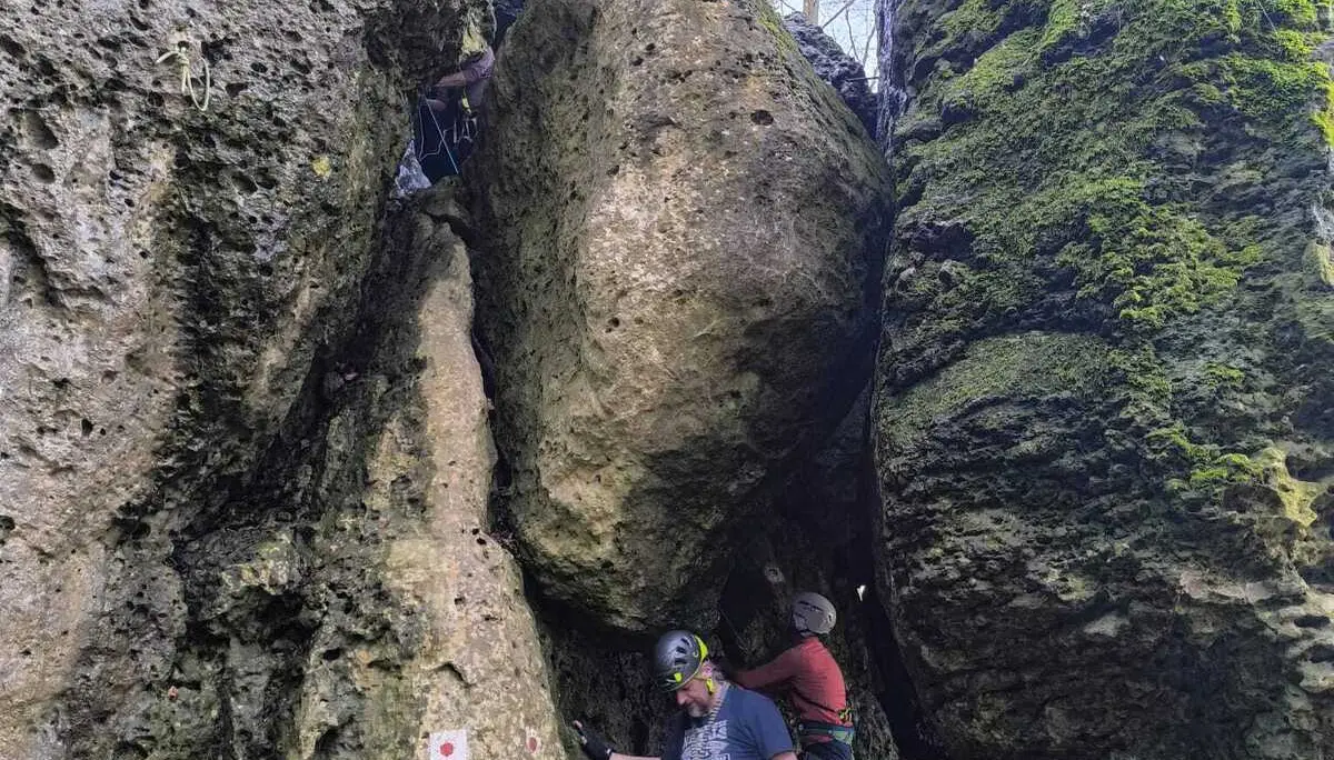 KS Höhenglücksteig | © DAV Gangkofen/Alwin Galler_KS Höhenglücksteig_Frankenkammer_Abstieg durch die Höhle