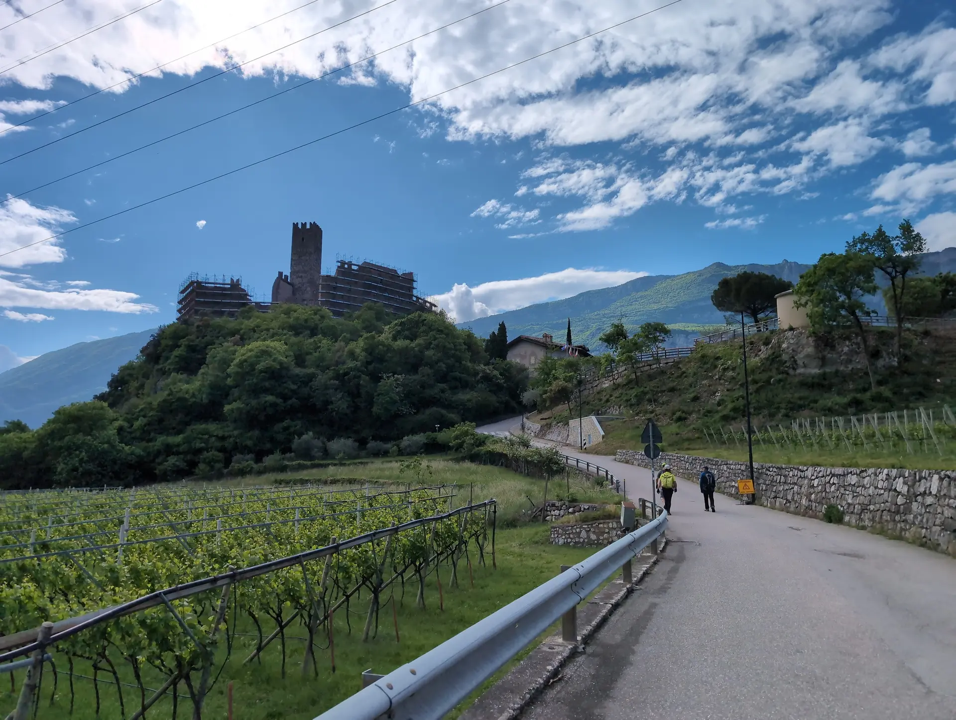 Klettersteige_4-Tage Gardase | © DAV Gangkofen/Martin Götz_Klettersteige_4-Tage Gardasee_KS Gardasee_1. Tag_KS Rio Salagoni_Rückweg an der Burg vorbei