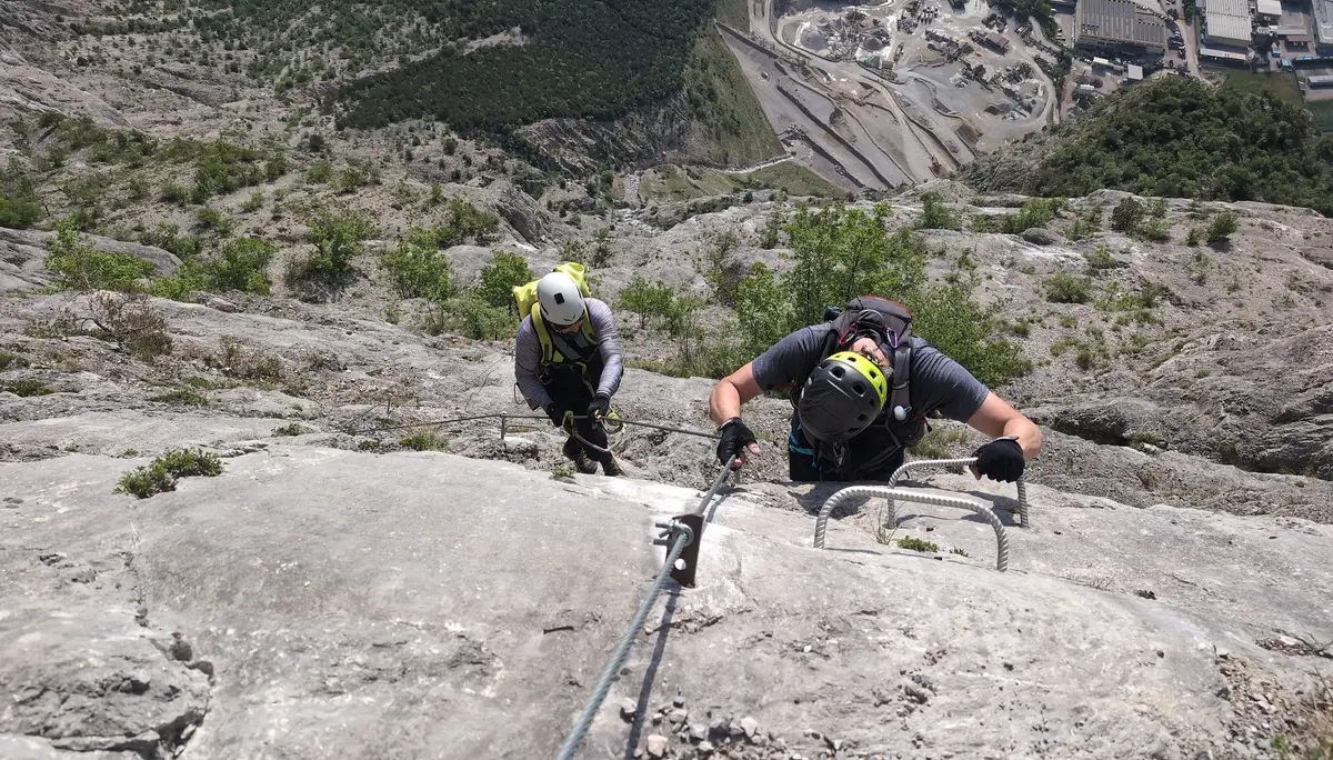 Klettersteige_4-Tage Gardase | © DAV Gangkofen/Martin Götz_Klettersteige_4-Tage Gardasee_KS Gardasee_2. Tag_KS Che Guevara_Aufstieg_Blick nach unten auf das Schotterwerk