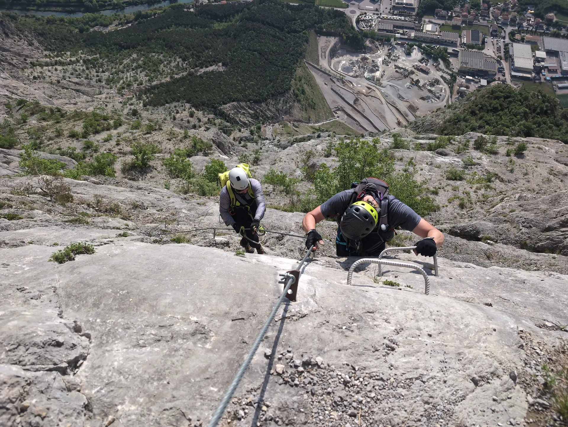 Klettersteige_4-Tage Gardase | © DAV Gangkofen/Martin Götz_Klettersteige_4-Tage Gardasee_KS Gardasee_2. Tag_KS Che Guevara_Aufstieg_Blick nach unten auf das Schotterwerk