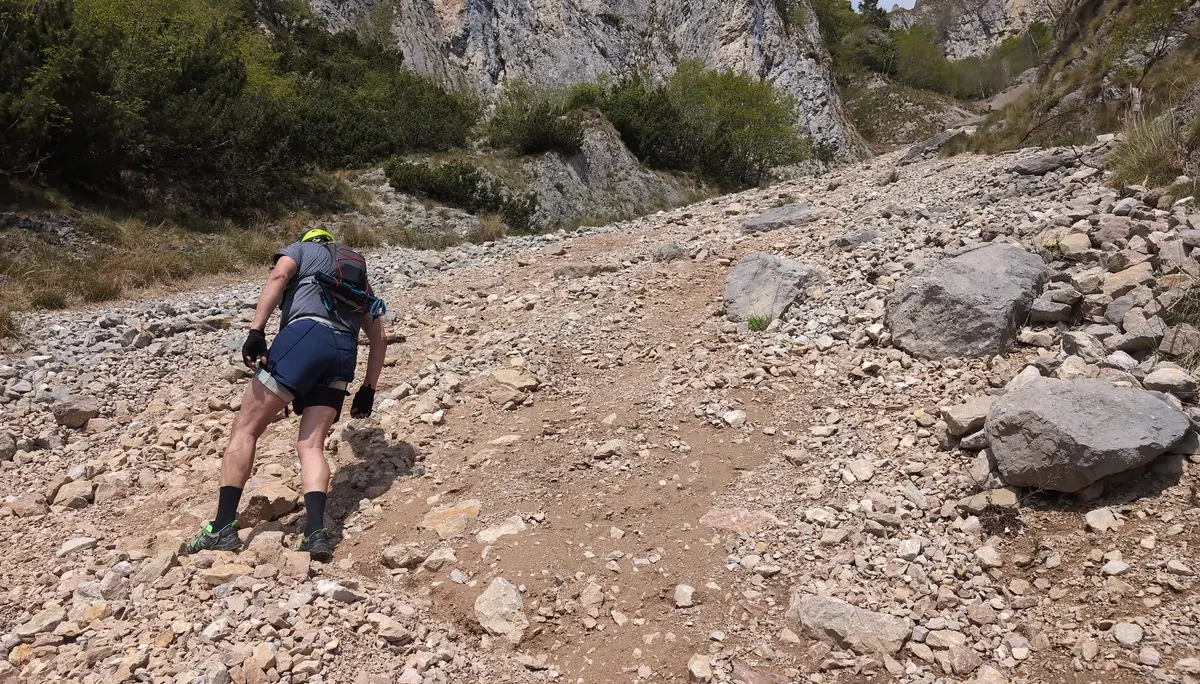 Klettersteige_4-Tage Gardase | © DAV Gangkofen/Martin Götz_Klettersteige_4-Tage Gardasee_KS Gardasee_2. Tag_KS Che Guevara_Aufstiege_Zweites Drittel_Querung der Geröllrinne