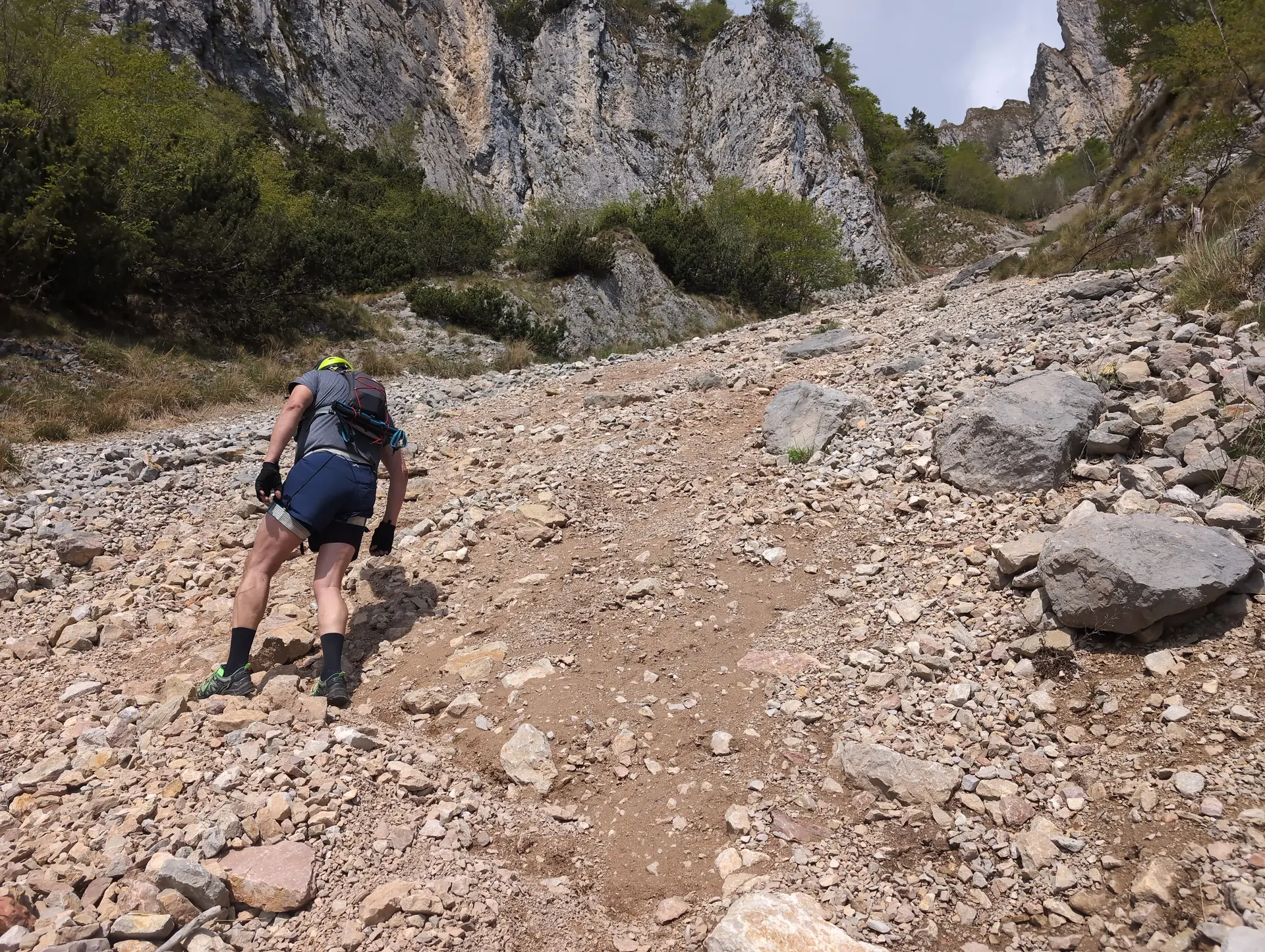 Klettersteige_4-Tage Gardase | © DAV Gangkofen/Martin Götz_Klettersteige_4-Tage Gardasee_KS Gardasee_2. Tag_KS Che Guevara_Aufstiege_Zweites Drittel_Querung der Geröllrinne