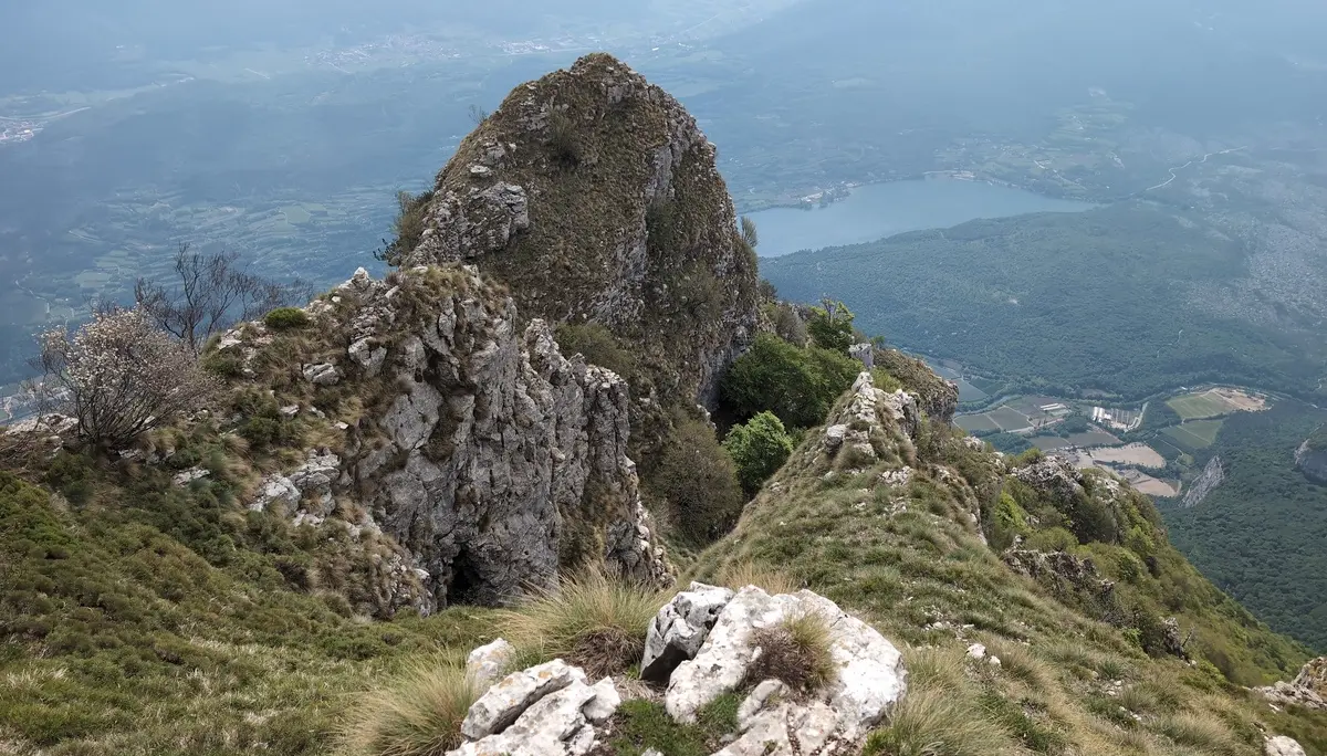 Klettersteige_4-Tage Gardase | © DAV Gangkofen/Martin Götz_Klettersteige_4-Tage Gardasee_KS Gardasee_2. Tag_KS Che Guevara_Aufstieg_Ausstiegsdrittel_Blick Richtung Arco