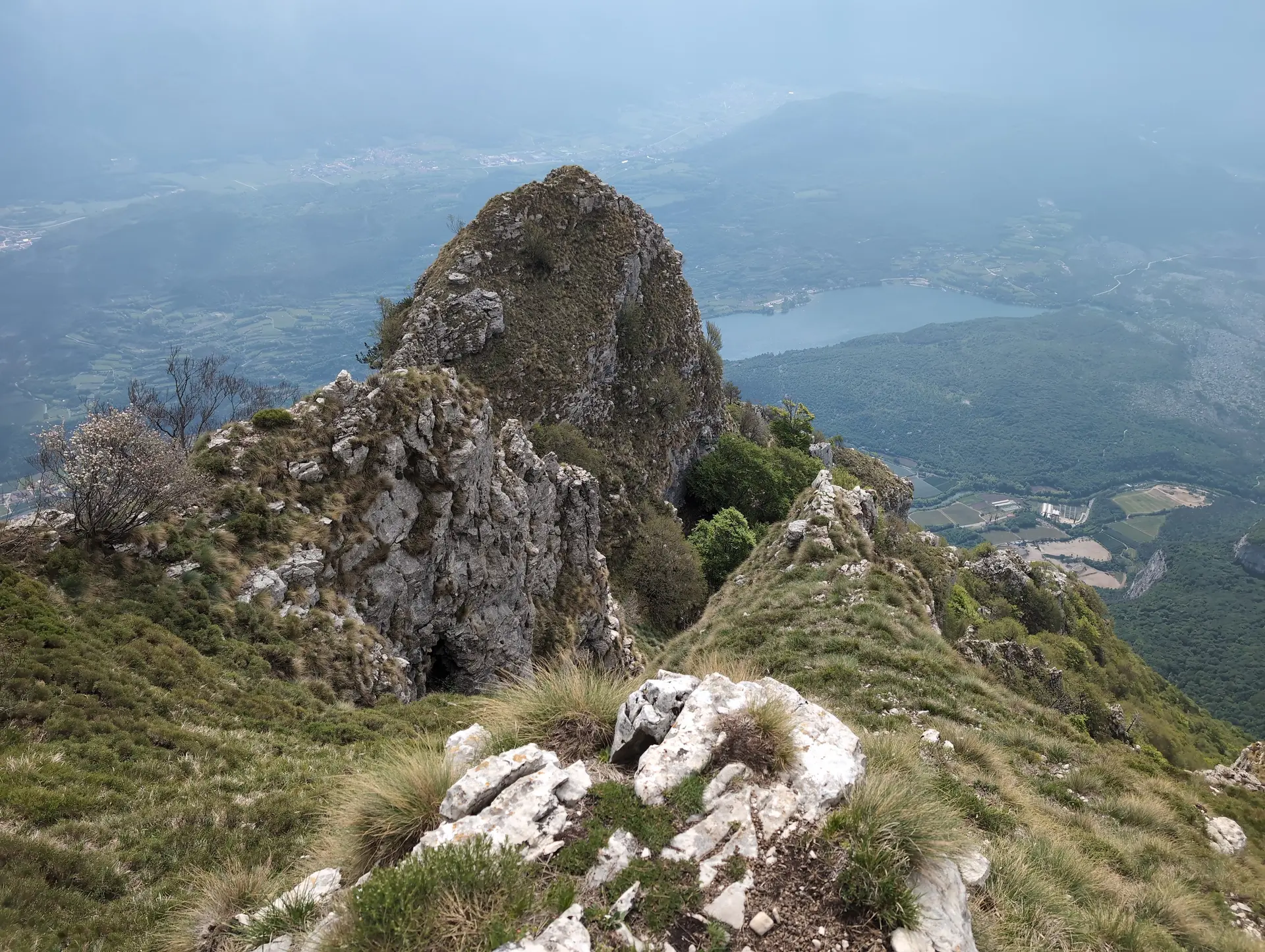 Klettersteige_4-Tage Gardase | © DAV Gangkofen/Martin Götz_Klettersteige_4-Tage Gardasee_KS Gardasee_2. Tag_KS Che Guevara_Aufstieg_Ausstiegsdrittel_Blick Richtung Arco