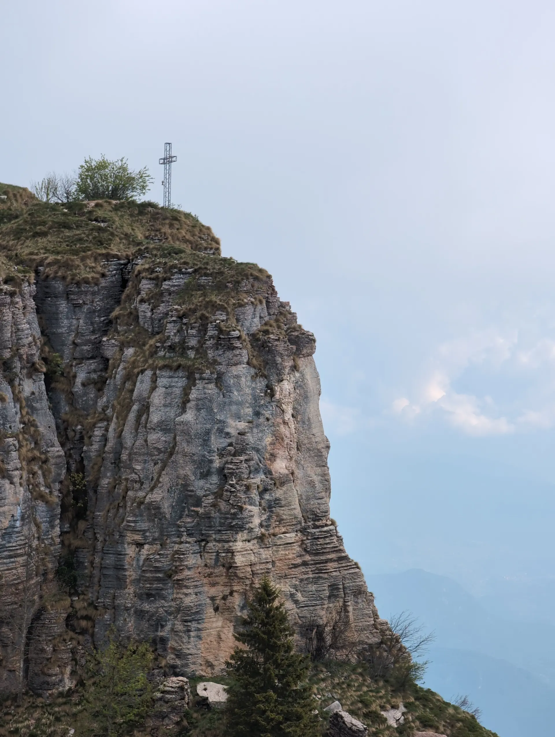 Klettersteige_4-Tage Gardase | © DAV Gangkofen/Martin Götz_Klettersteige_4-Tage Gardasee_KS Gardasee_2. Tag_KS Che Guevara_Gipfelkreuz oberhalb der Steilwand