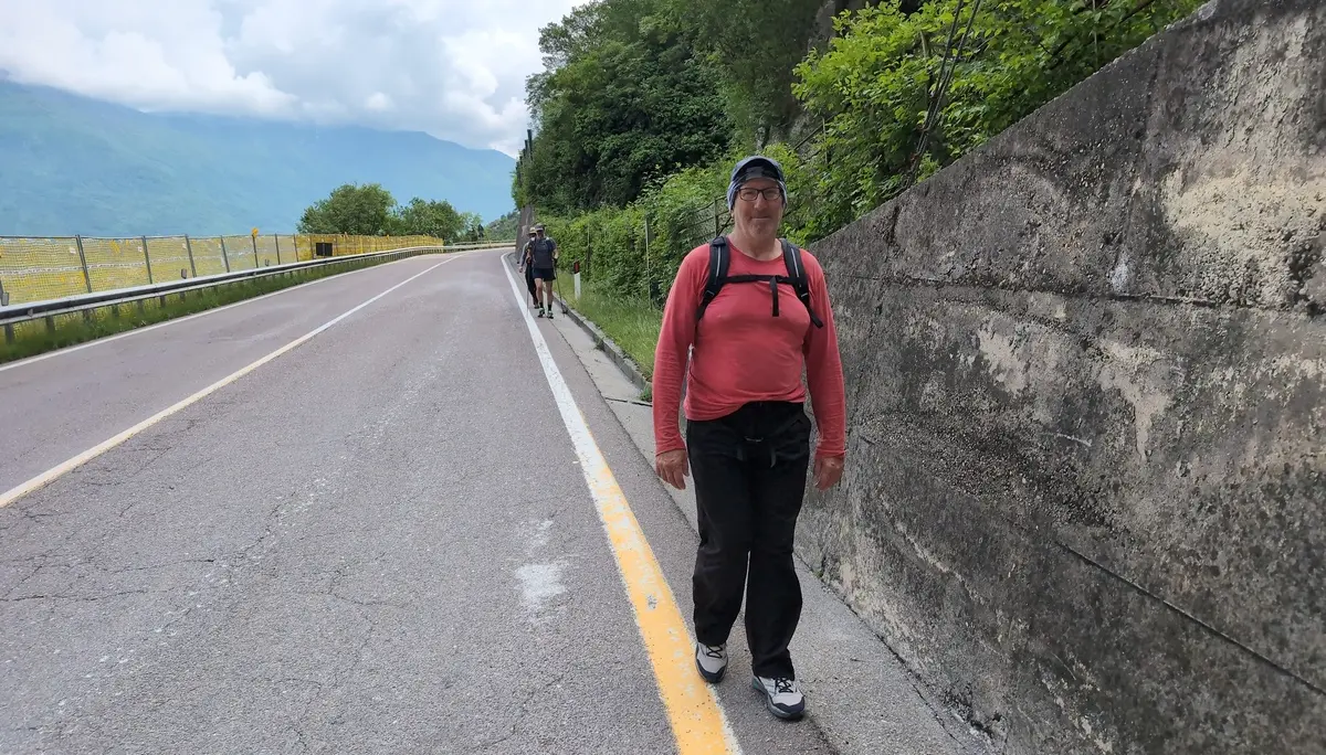 Klettersteige_4-Tage Gardase | © DAV Gangkofen/Martin Götz_Klettersteige_4-Tage Gardasee_KS Gardasee_2. Tag_KS Che Guevara_Abstieg_Wegen Baustelle_Gefährlicher Umweg über Staatsstraße
