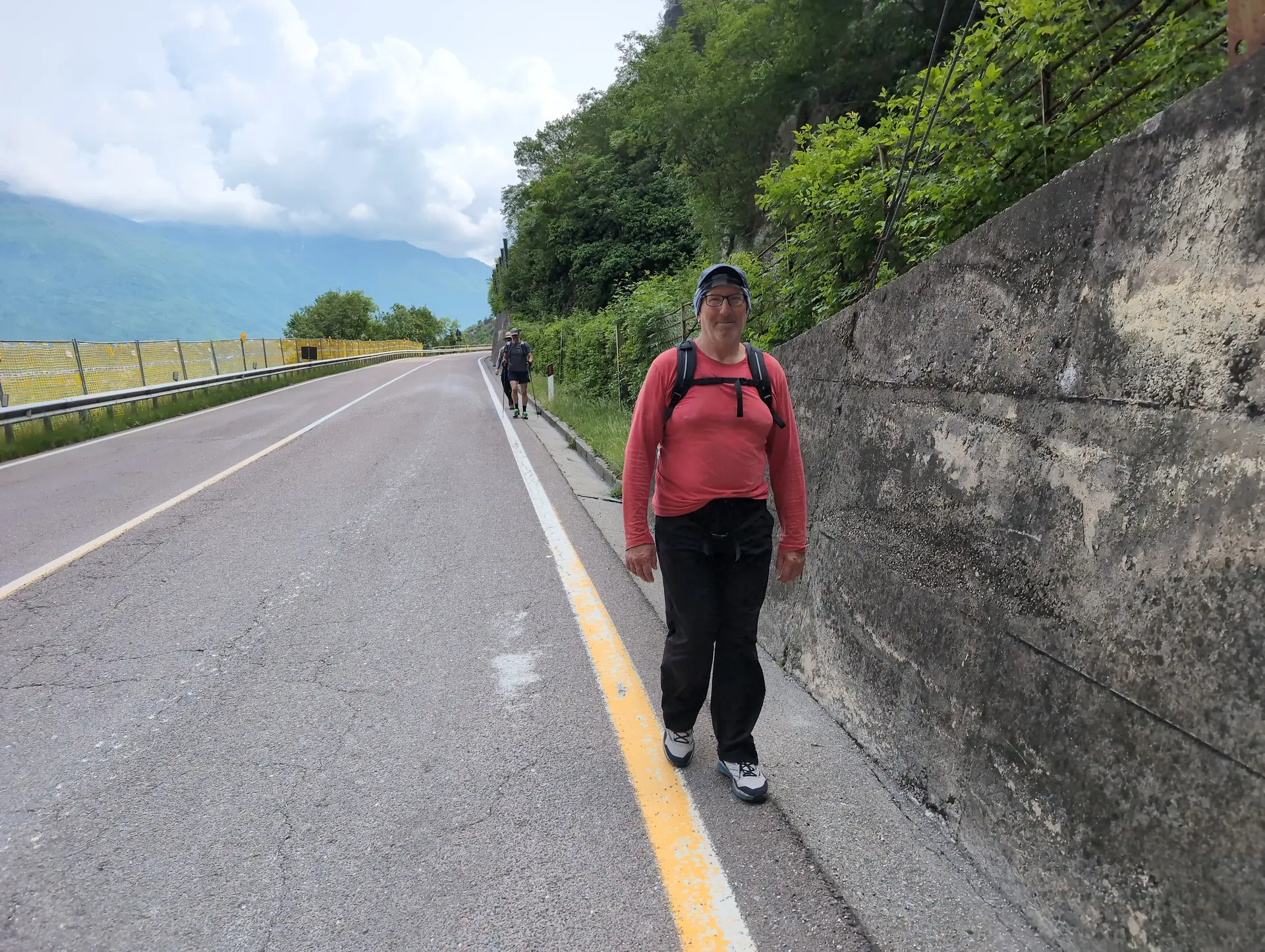 Klettersteige_4-Tage Gardase | © DAV Gangkofen/Martin Götz_Klettersteige_4-Tage Gardasee_KS Gardasee_2. Tag_KS Che Guevara_Abstieg_Wegen Baustelle_Gefährlicher Umweg über Staatsstraße