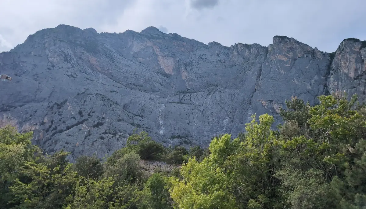Klettersteige_4-Tage Gardase | © DAV Gangkofen/Martin Götz_Klettersteige_4-Tage Gardasee_KS Gardasee_2. Tag_KS Che Guevara_Blick auf die gesamte Felswand