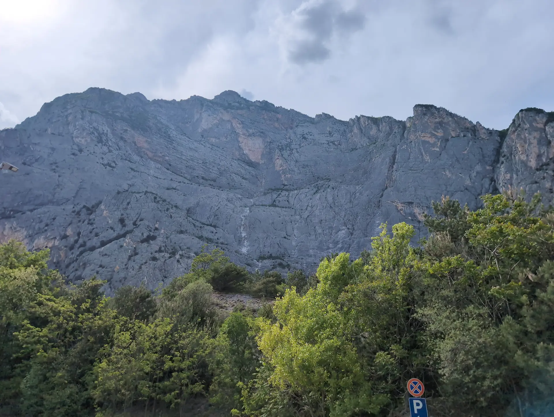 Klettersteige_4-Tage Gardase | © DAV Gangkofen/Martin Götz_Klettersteige_4-Tage Gardasee_KS Gardasee_2. Tag_KS Che Guevara_Blick auf die gesamte Felswand