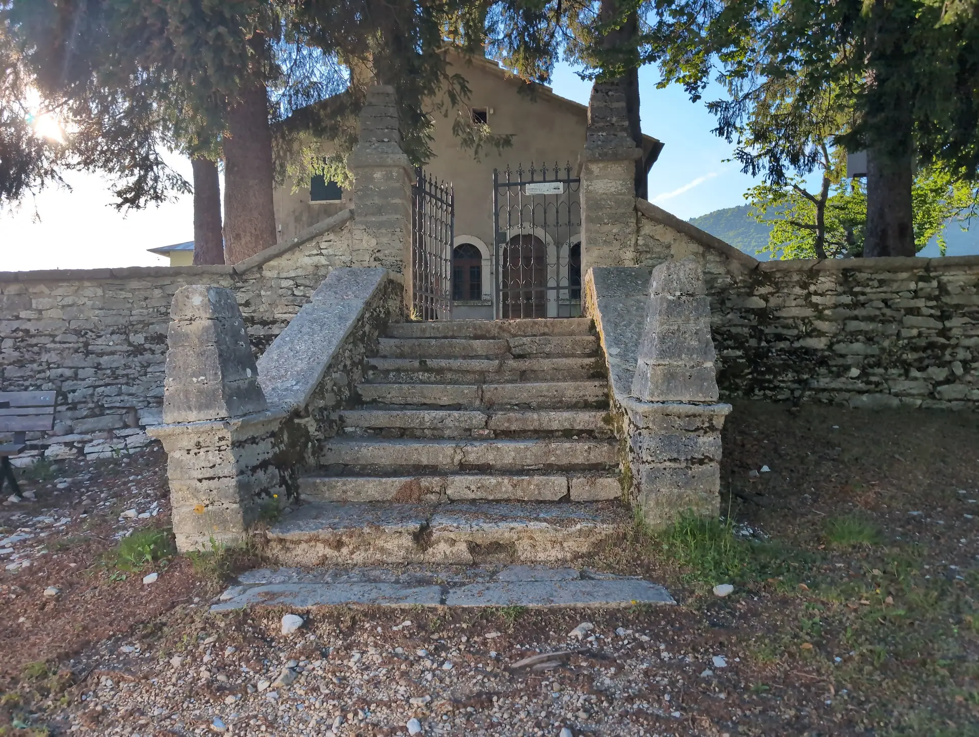 Klettersteige_4-Tage Gardase | © DAV Gangkofen/Martin Götz_Klettersteige_4-Tage Gardasee_KS Gardasee_3. Tag_KS Gerardo Sega_Start an der Kirche Madonna delle Neve