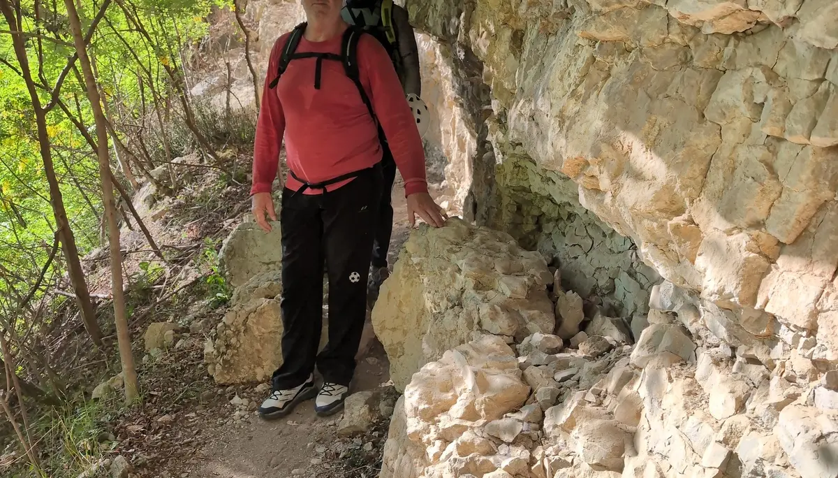 Klettersteige_4-Tage Gardase | © DAV Gangkofen/Martin Götz_Klettersteige_4-Tage Gardasee_KS Gardasee_3. Tag_KS Gerardo Sega_Zustieg_Kurz vor dem Anlegeplatz