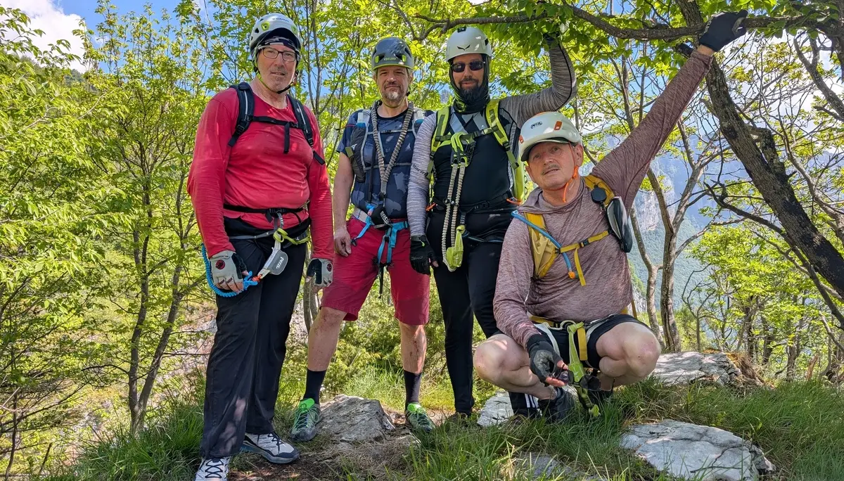 Klettersteige_4-Tage Gardase | © DAV Gangkofen/Martin Götz_Klettersteige_4-Tage Gardasee_KS Gardasee_3. Tag_KS Gerardo Sega_Aufstieg_Gruppenfoto am Ende des Steigs