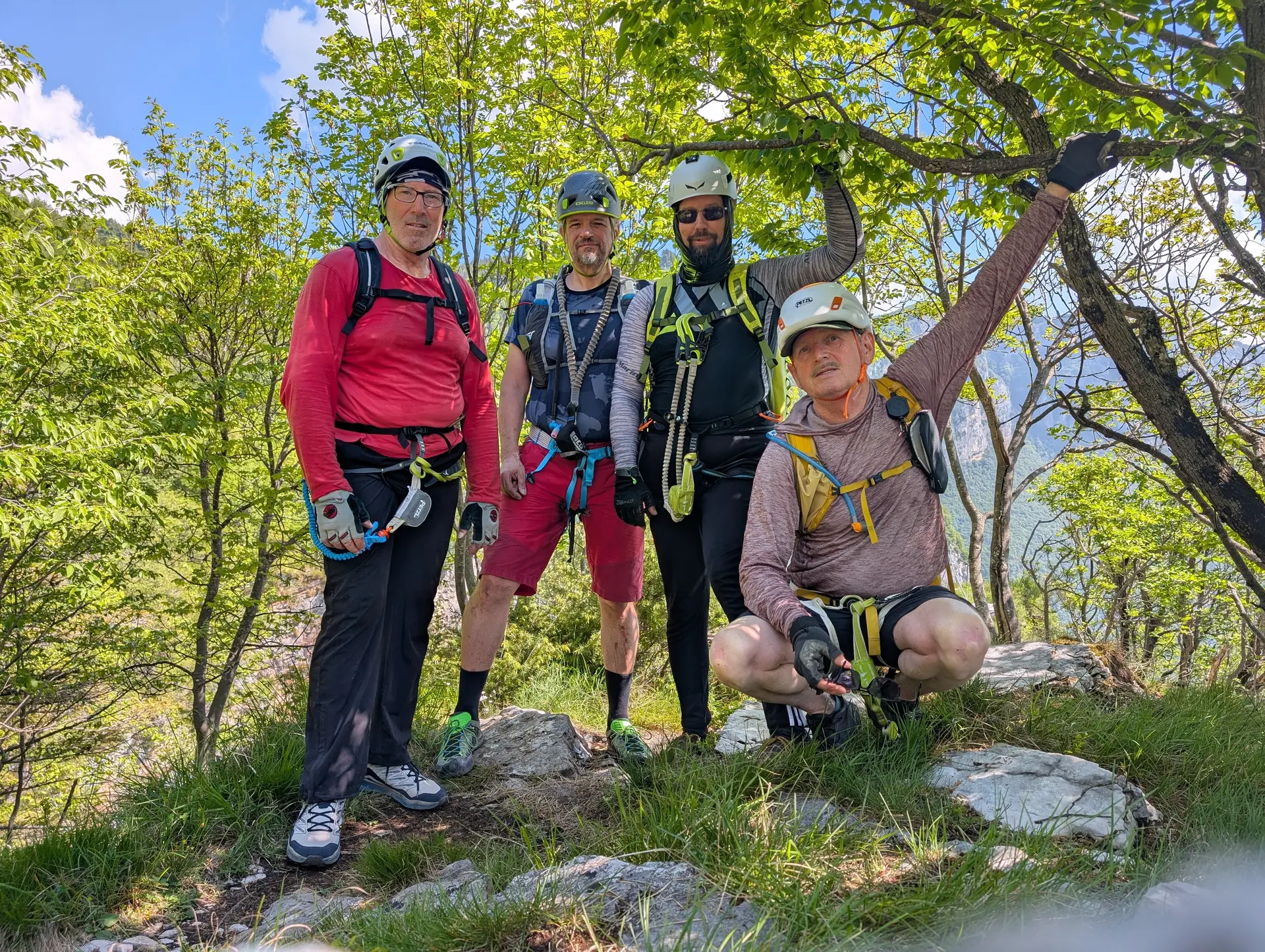 Klettersteige_4-Tage Gardase | © DAV Gangkofen/Martin Götz_Klettersteige_4-Tage Gardasee_KS Gardasee_3. Tag_KS Gerardo Sega_Aufstieg_Gruppenfoto am Ende des Steigs