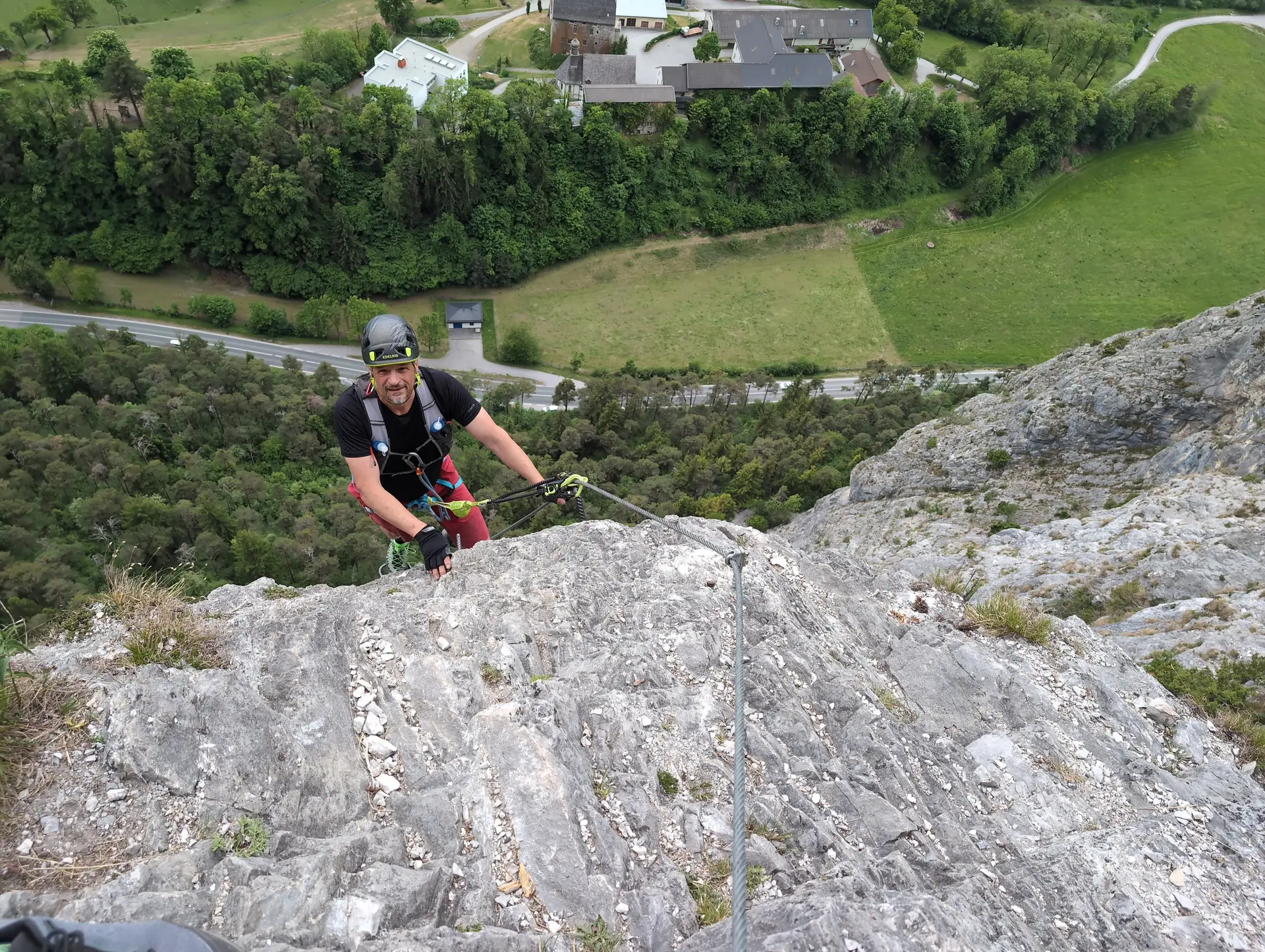 Klettersteige_4-Tage Gardase | © DAV Gangkofen/Martin Götz_Klettersteige_4-Tage Gardasee_KS Gardasee_4. Tag_KS Kaiser Max_Unterer Teil_Aufstieg_Hoch über der Autobahn