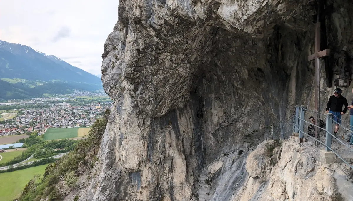 Klettersteige_4-Tage Gardase | © vDAV Gangkofen/Martin Götz_Klettersteige_4-Tage Gardasee_KS Gardasee_4. Tag_KS Kaiser Max_Unterer Teil_Blick in die Grotte