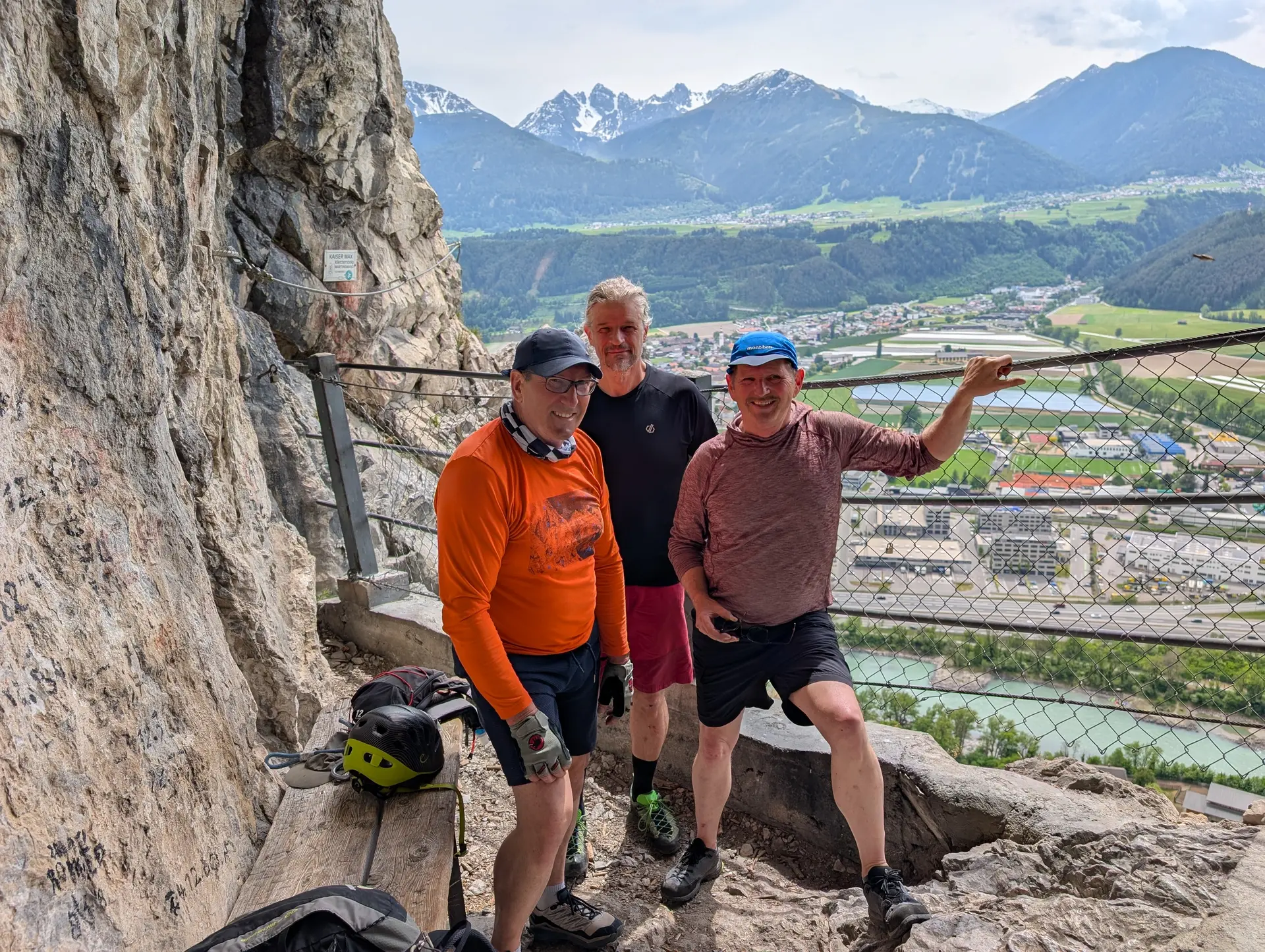 Klettersteige_4-Tage Gardase | © DAV Gangkofen/Martin Götz_Klettersteige_4-Tage Gardasee_KS Gardasee_4. Tag_KS Kaiser Max_Unterer Teil_In der Grotte_Gruppenfoto_05-07-10 KS 4-Tage Gardasee