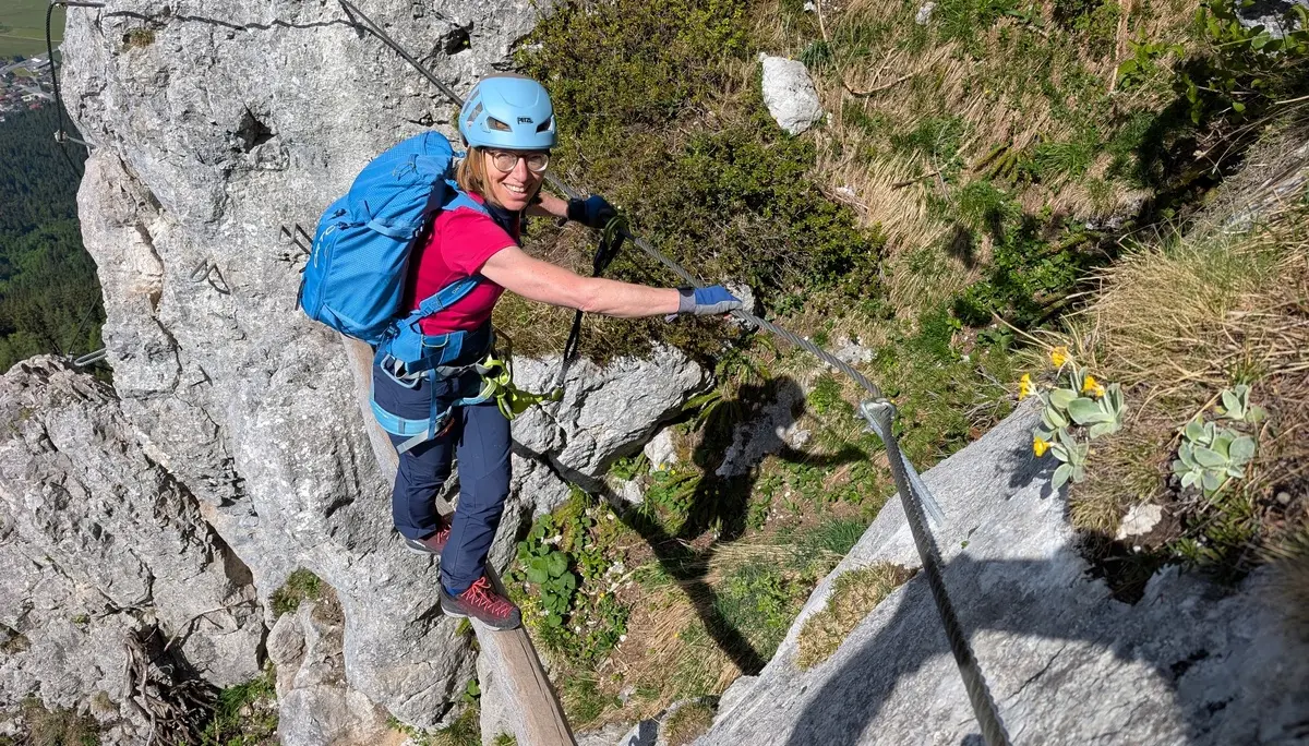 KS S'Schustagangl_ | © DAV Gangkofen/Martin Götz_Klettersteig_Auf der Holzbrücke