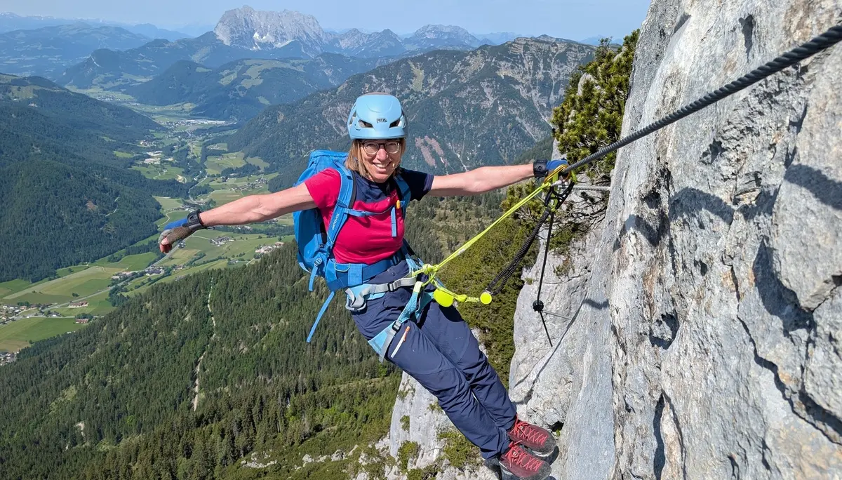 KS S'Schustagangl_ | © DAV Gangkofen/Martin Götz_Klettersteig_Im Knieschladderer_Hintergrund Kaisergebirge