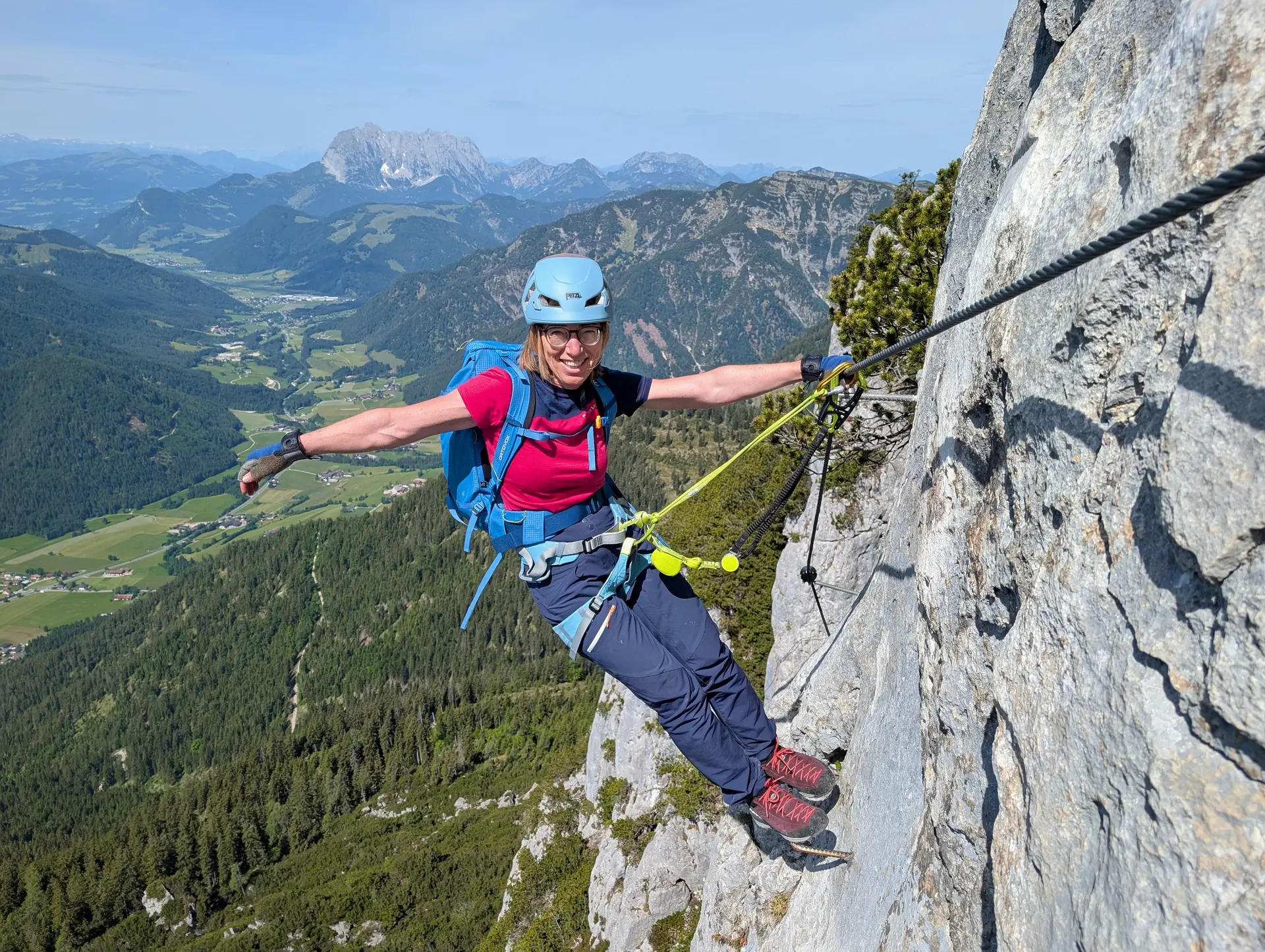 KS S'Schustagangl_ | © DAV Gangkofen/Martin Götz_Klettersteig_Im Knieschladderer_Hintergrund Kaisergebirge
