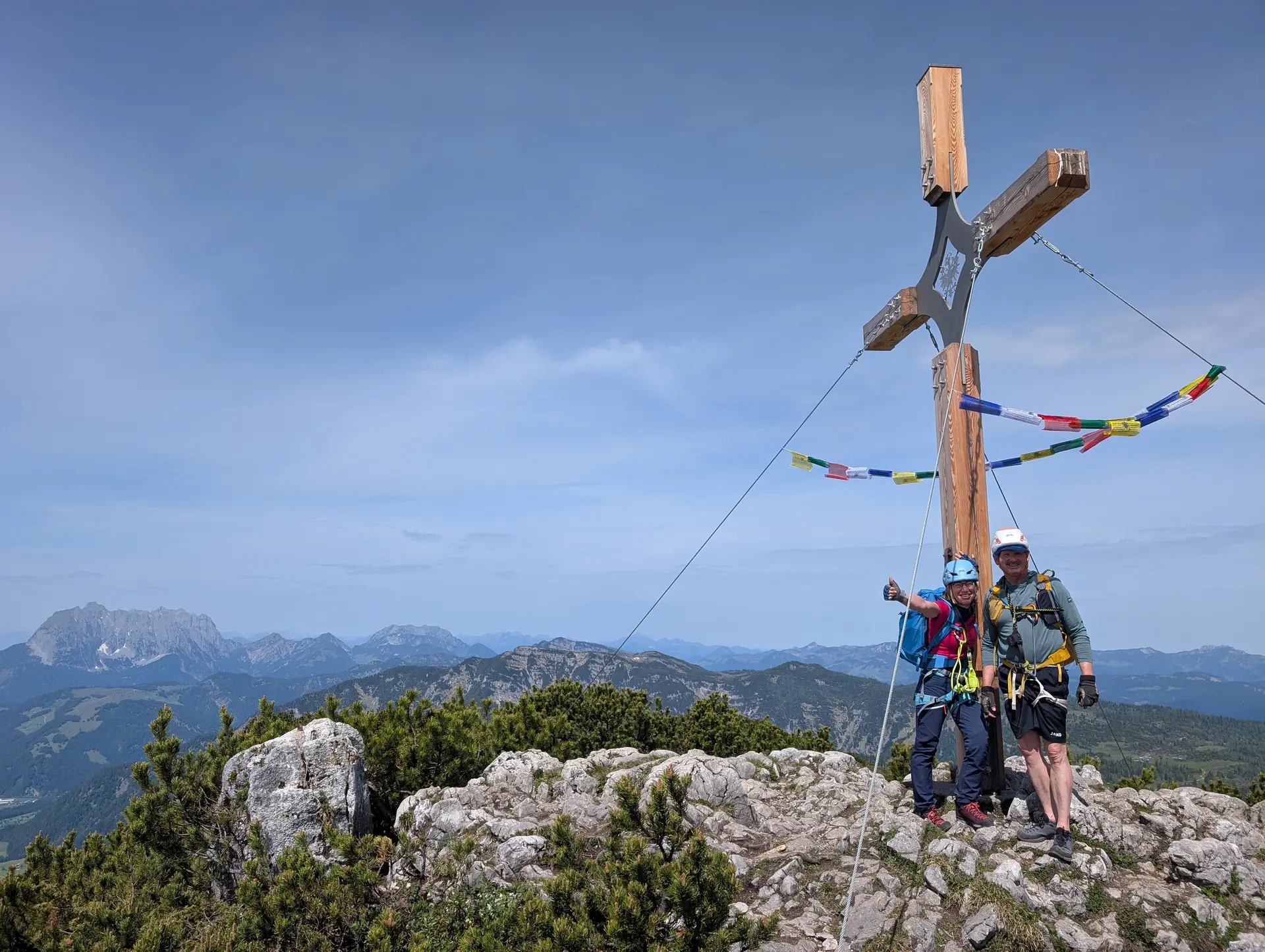 KS S'Schustagangl_ | © DAV Gangkofen/Martin Götz_Klettersteig_Gipfelkreuz am Ausstieg