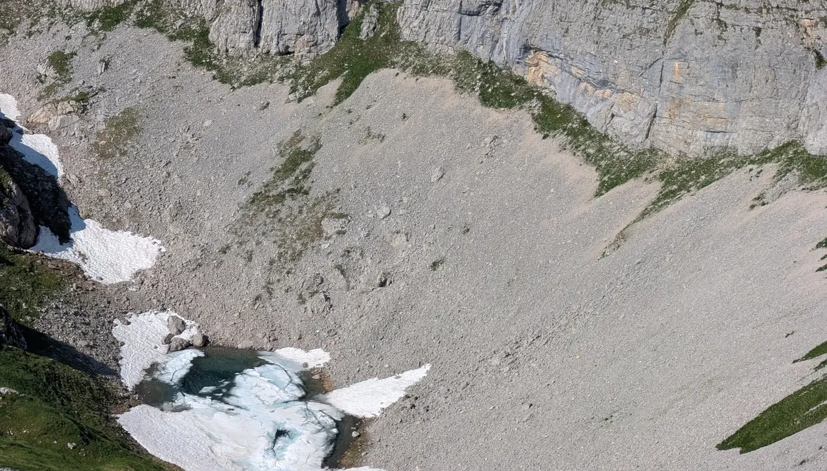 KS 5 Gipfel Rofan Achensee | © DAV Gangkofen/Martin Götz_KS 5 Gipfel_3_Seekarlspitze_Sehnsuchtsort bei der Hitze_Restschnee in einer Talsenke