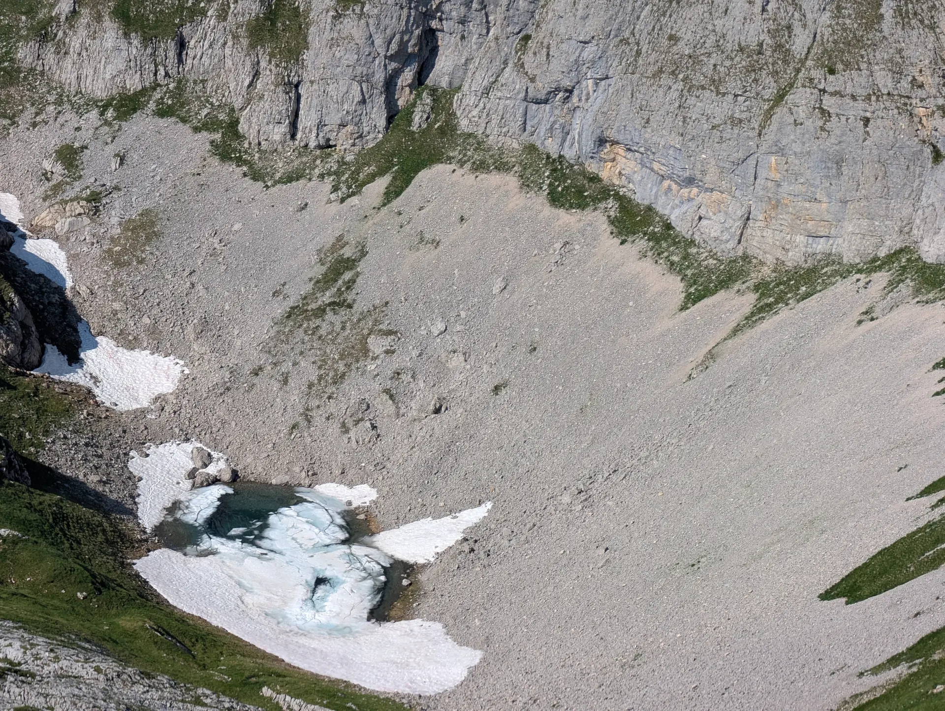 KS 5 Gipfel Rofan Achensee | © DAV Gangkofen/Martin Götz_KS 5 Gipfel_3_Seekarlspitze_Sehnsuchtsort bei der Hitze_Restschnee in einer Talsenke
