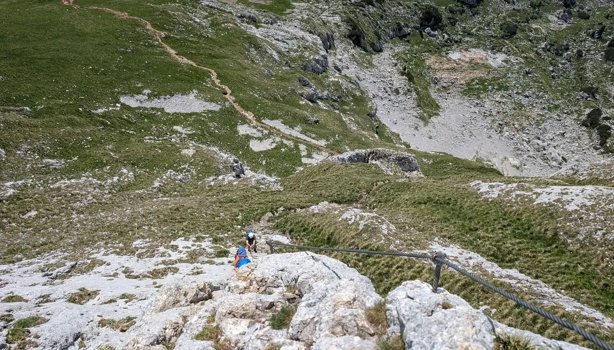 KS 5 Gipfel Rofan Achensee | © DAV Gangkofen/Martin Götz_KS 5 Gipfel_5_Hochiss_Unterer Abschnitt des Klettersteigs_mit Blick auf unseren Rückweg