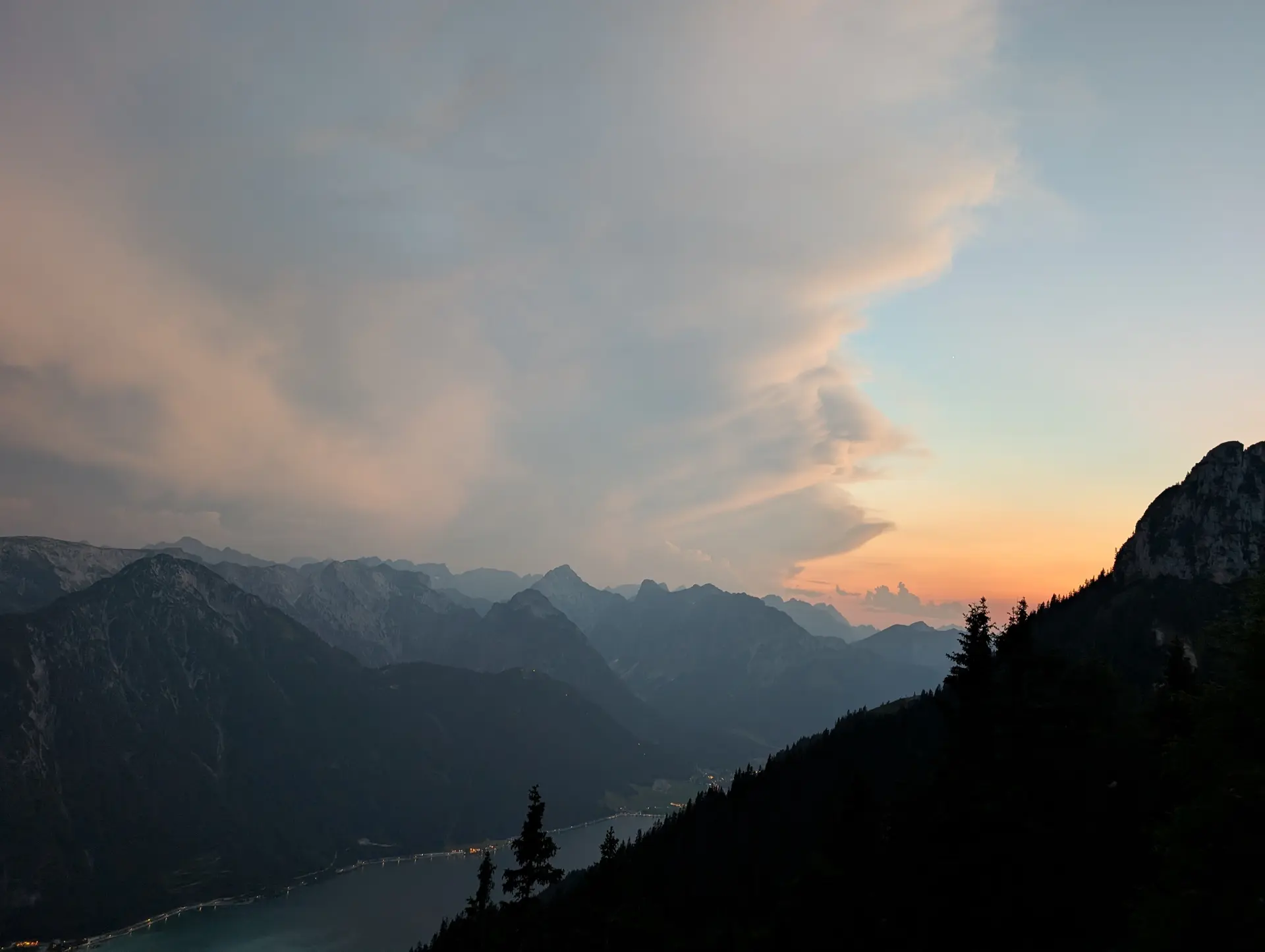 KS 5 Gipfel Rofan Achensee | © DAV Gangkofen/Martin Götz_KS 5 Gipfel_0_Aufziehendes Gewitter im Süden des Achensees