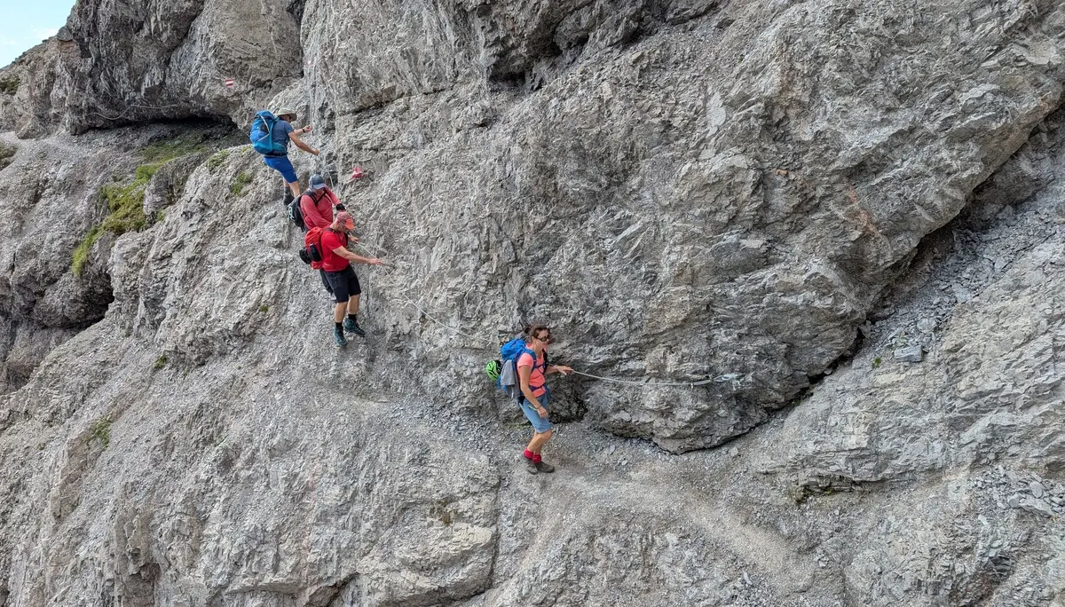 KS Karwendel | © DAV Gangkofen/Martin Götz_KS Karwendel_2.Tag_Freiung Höhenweg_Im Steig_Seilversicherte Stelle