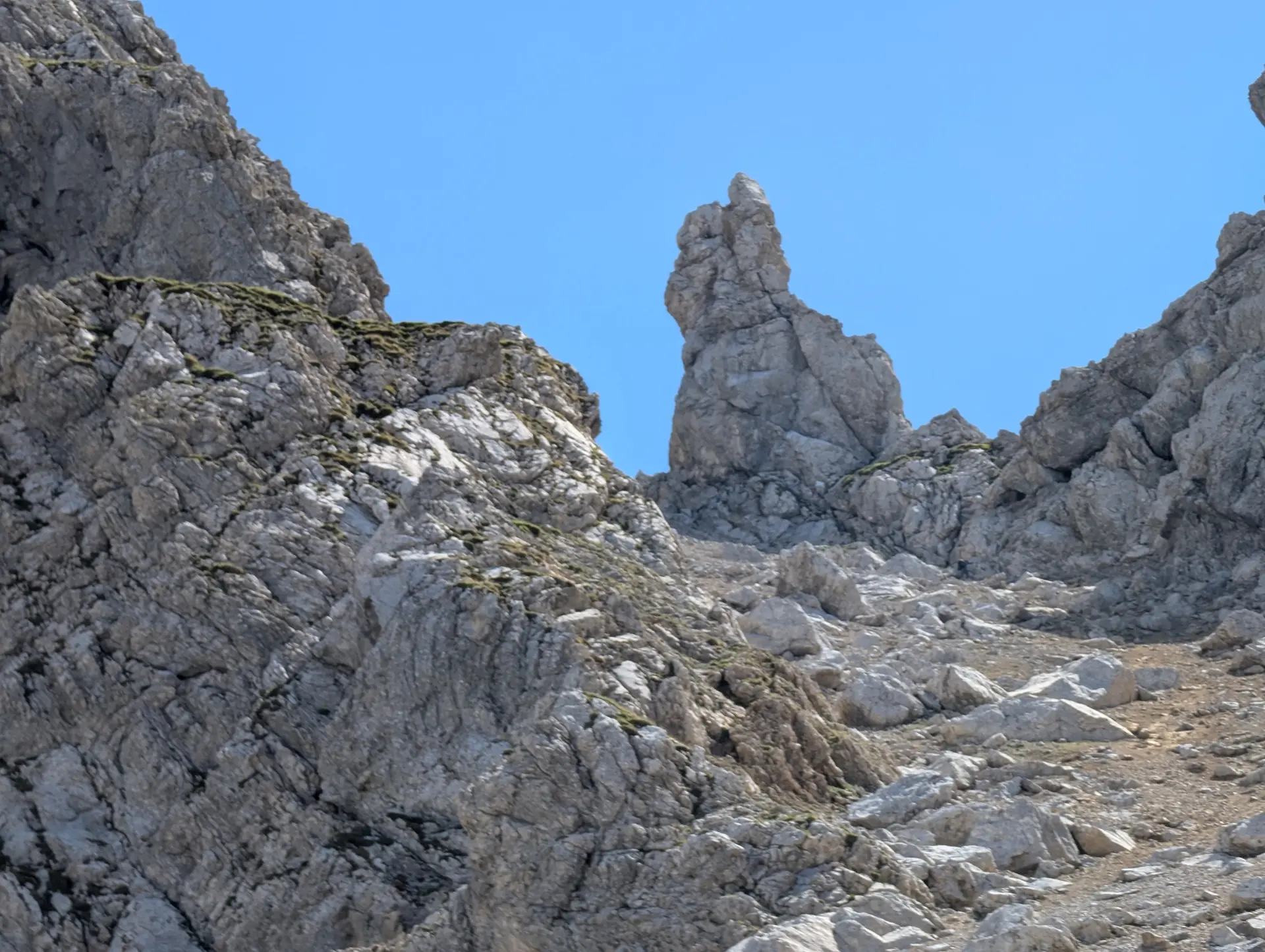 KS Karwendel | © DAV Gangkofen/Martin Götz_KS Karwendel_3.Tag_Gipfelstürmerweg_Erster Blick auf Frau Hitt