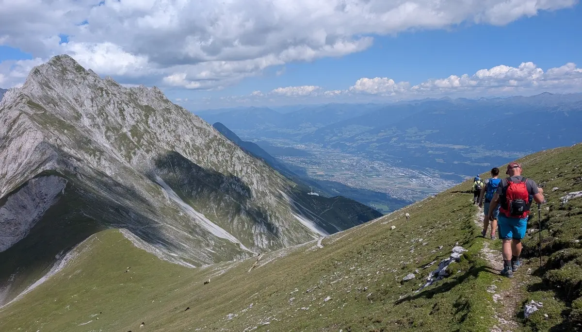 KS Karwendel | © DAV Gangkofen/Martin Götz_KS Karwendel_3.Tag_KS Nordkette 2. Teil_Abstieg zum Langer Sattel_Im Hintergrund der 1. Teil des Klettersteigs
