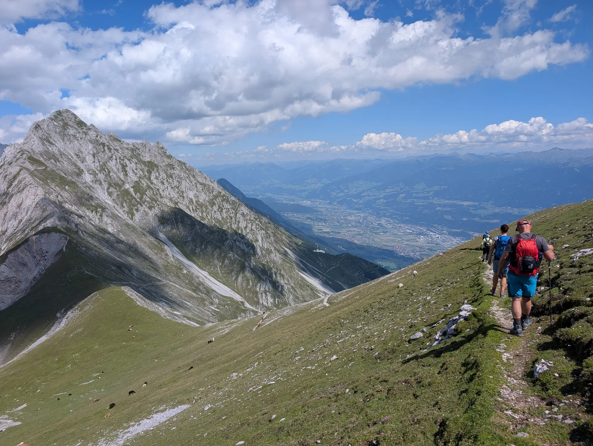 KS Karwendel | © DAV Gangkofen/Martin Götz_KS Karwendel_3.Tag_KS Nordkette 2. Teil_Abstieg zum Langer Sattel_Im Hintergrund der 1. Teil des Klettersteigs