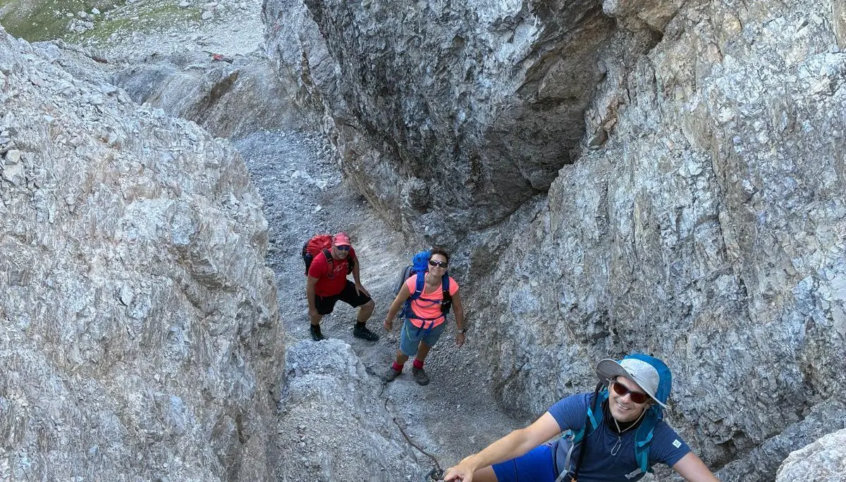 KS Karwendel | © DAV Gangkofen/Jürgen Fedl_KS Karwendel_2.Tag_Freiung Höhenweg_Im Steig_Seilversicherter Aufstieg