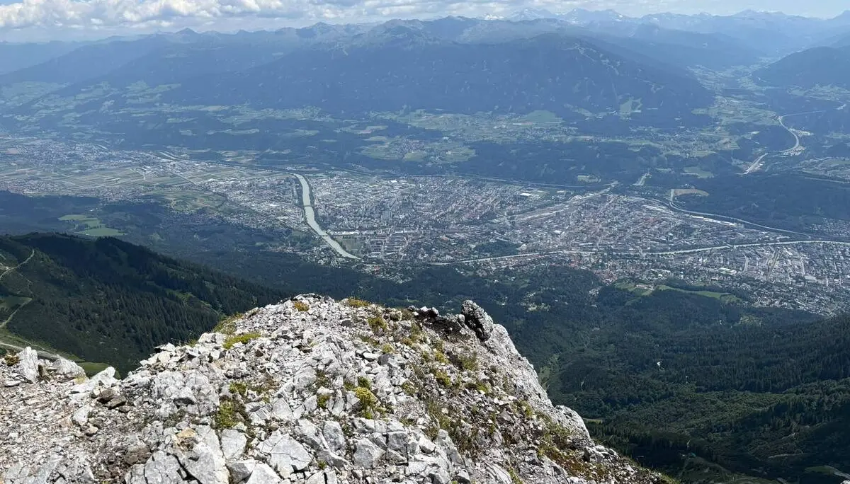 KS Karwendel | © DAV Gangkofen/Melanie Loher_KS Karwendel_3.Tag_Abstieg_Auf dem Weg zur Seegrube_Blick auf Innsbruck