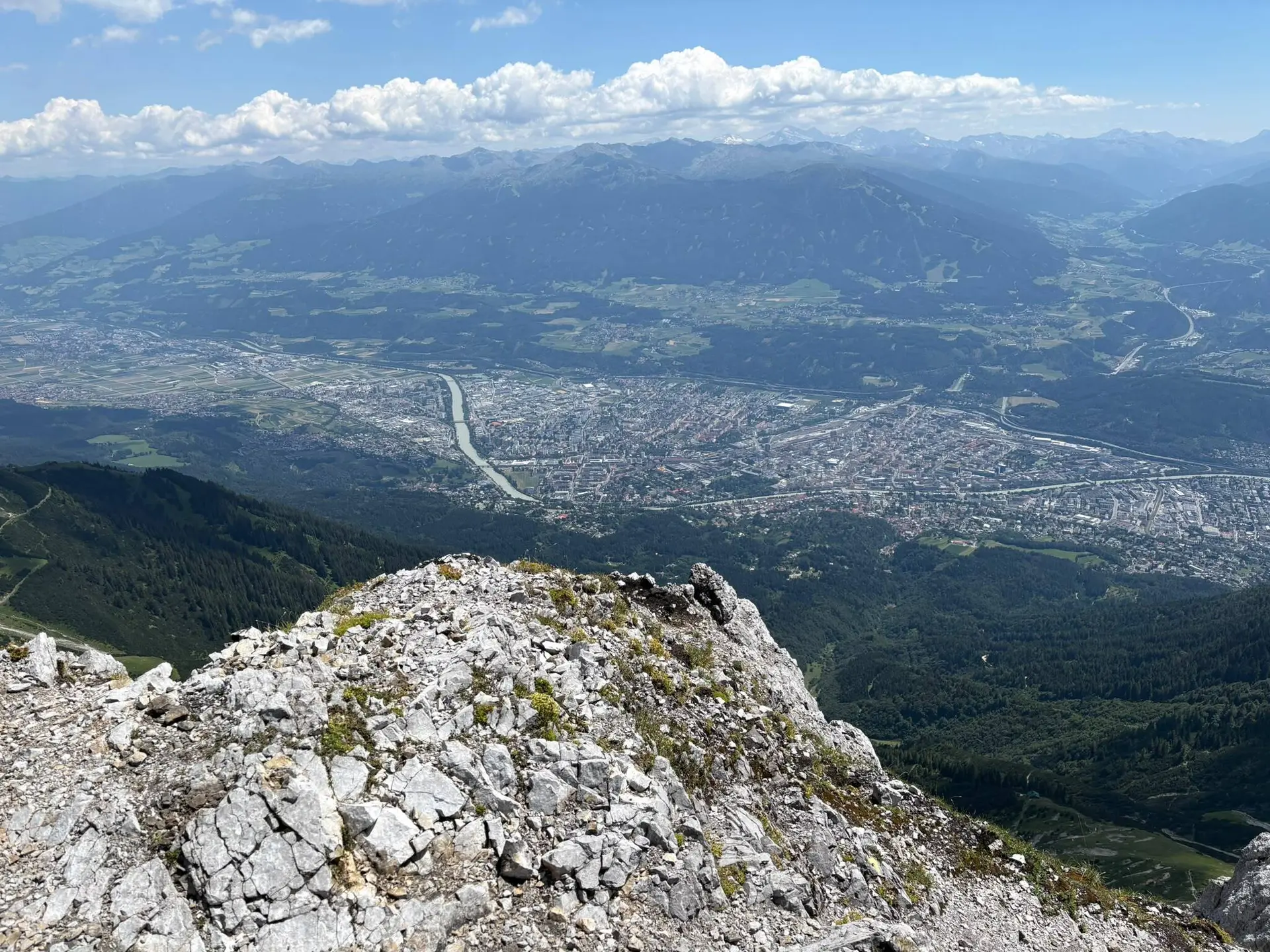 KS Karwendel | © DAV Gangkofen/Melanie Loher_KS Karwendel_3.Tag_Abstieg_Auf dem Weg zur Seegrube_Blick auf Innsbruck