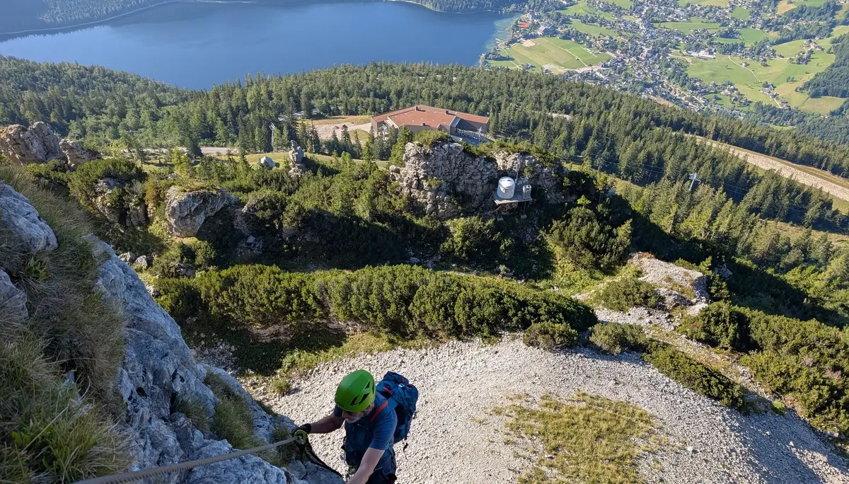 KS Sisi + KS Sophie | © DAV Gangkofen/Martin Götz_KS Sisi_Im Steig_Blick auf Altaussee und Mittelstation der Seilbahn
