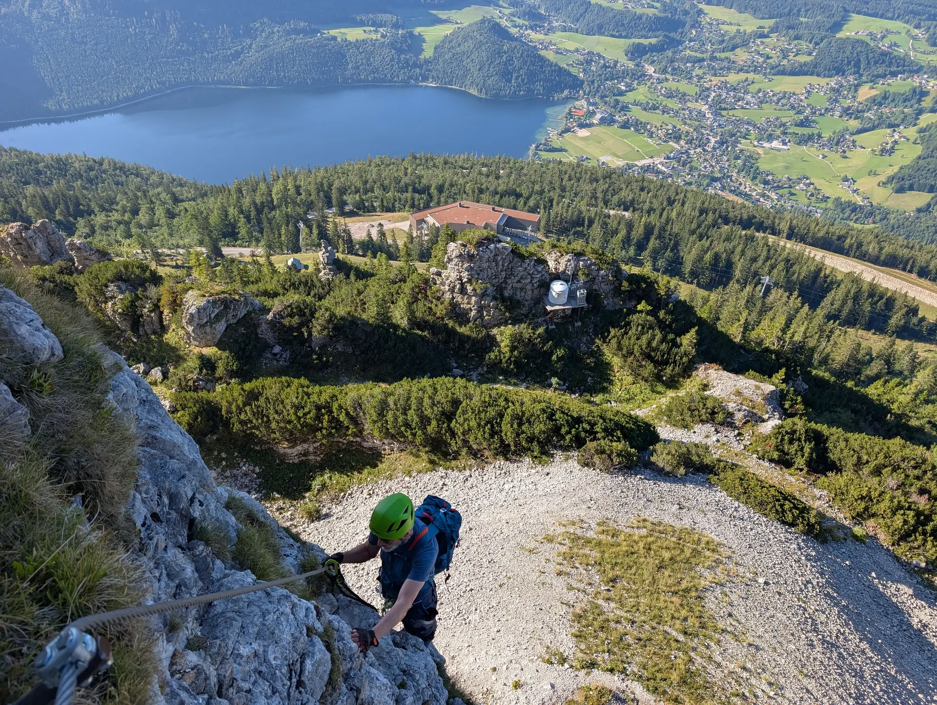 KS Sisi + KS Sophie | © DAV Gangkofen/Martin Götz_KS Sisi_Im Steig_Blick auf Altaussee und Mittelstation der Seilbahn
