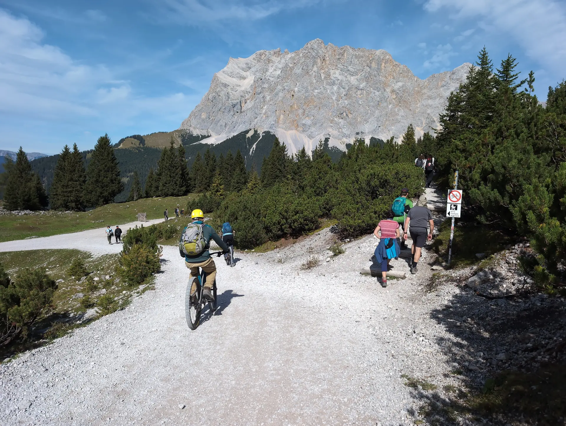 KS Tajakante | © DAV Gangkofen/Martin Götz_KS Mieminger Gebirge_KS Tajakante_Abstieg_Auf dem Fahrweg_Zusammen mit den E-Bikern