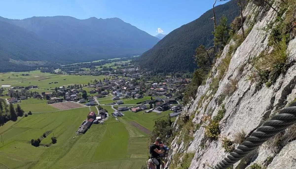 KS Leite | © DAV Gangkofen/Martin Schmidt_KS Mieminger Gebirge_KS Leite_Vertikaler Aufstieg_Blick auf Nassereith im Tal