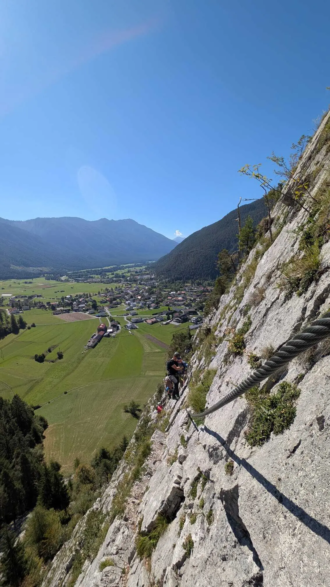 KS Leite | © DAV Gangkofen/Martin Schmidt_KS Mieminger Gebirge_KS Leite_Vertikaler Aufstieg_Blick auf Nassereith im Tal