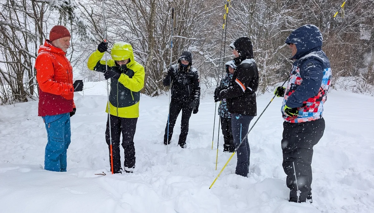 LVS-Kurs für Schneeschuhgeher | © DAV Gangkofen/Martin Götz - LVS-Kurs für Schneeschuhgeher - Sondieren an der Sondierbar