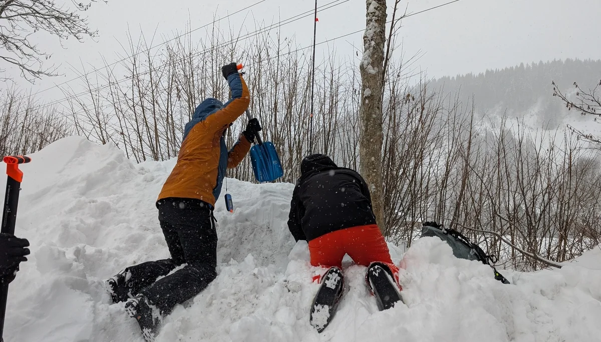 LVS-Kurs für Schneeschuhgeher | © DAV Gangkofen/Martin Götz - LVS-Kurs für Schneeschuhgeher - Graben