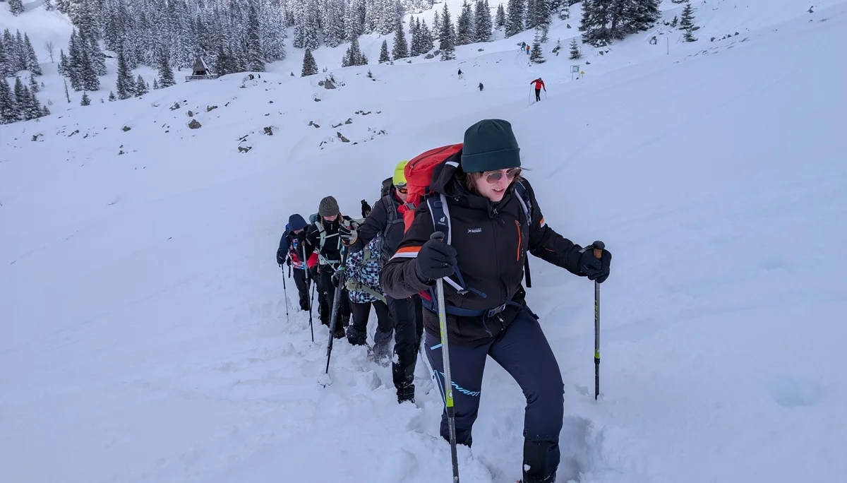 LVS-Kurs - Schneeschuhtour zum Peitingköpfl | © DAV Gangkofen/Martin Götz -LVS-Kurs - Schneeschuhtour zum Peitingköpfl - Spuranlage und Spuren im Neuschnee