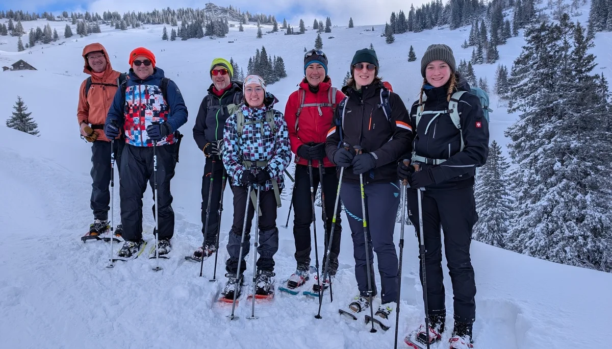 LVS-Kurs - Schneeschuhtour zum Peitingköpfl | © DAV Gangkofen/Martin Götz - LVS-Kurs - Schneeschuhtour zum Peitingköpfl - Gruppe der Schneeschuhgeher - Hintergrund Peitingköpfl