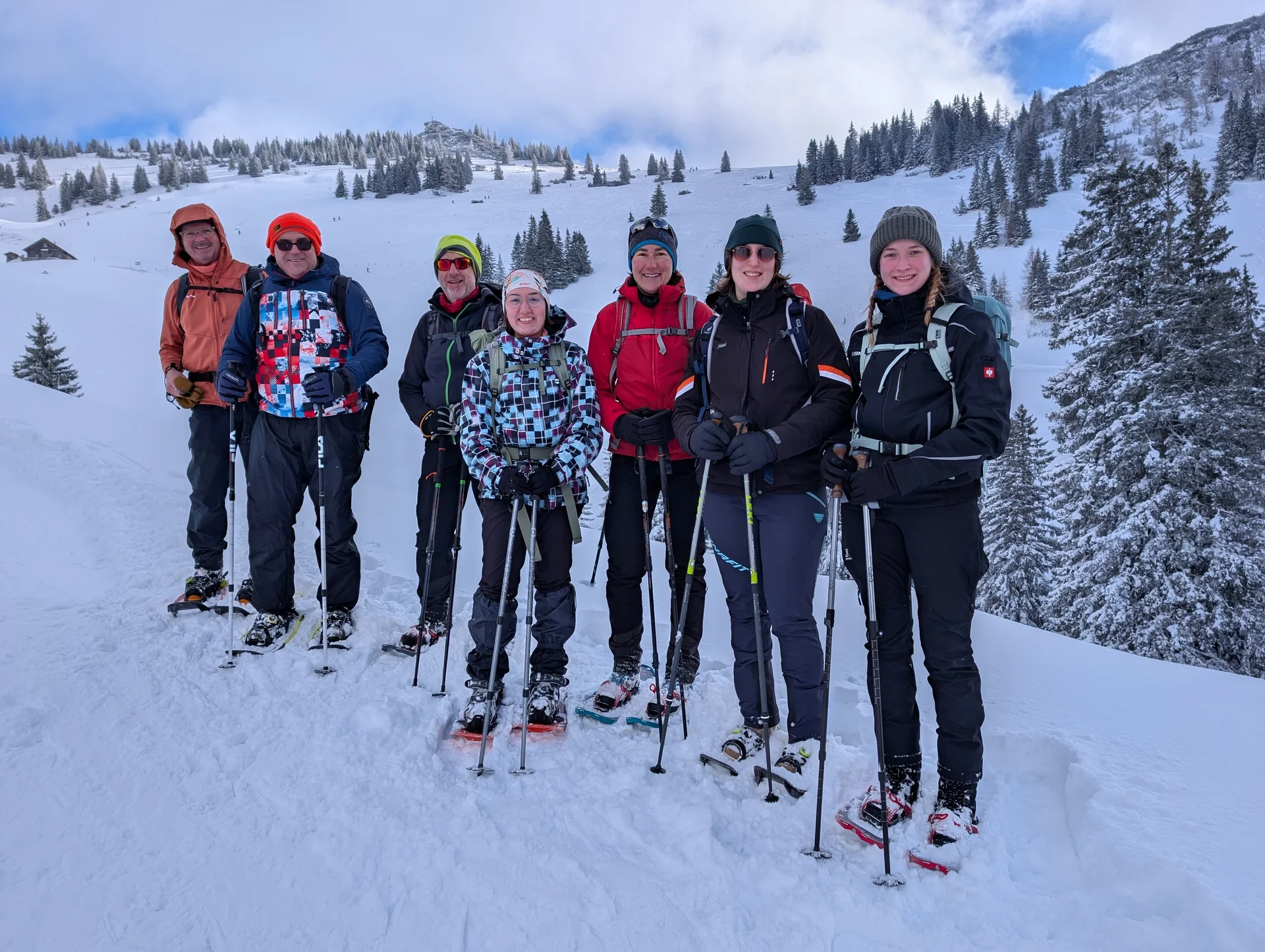 LVS-Kurs - Schneeschuhtour zum Peitingköpfl | © DAV Gangkofen/Martin Götz - LVS-Kurs - Schneeschuhtour zum Peitingköpfl - Gruppe der Schneeschuhgeher - Hintergrund Peitingköpfl