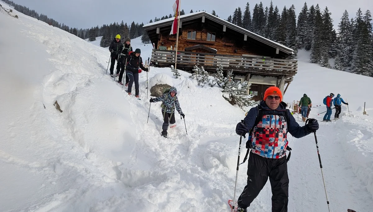 LVS-Kurs - Schneeschuhtour zum Peitingköpfl | © DAV Gangkofen/Martin Götz - LVS-Kurs - Schneeschuhtour zum Peitingköpfl - Beim Verlassen der Hochalm