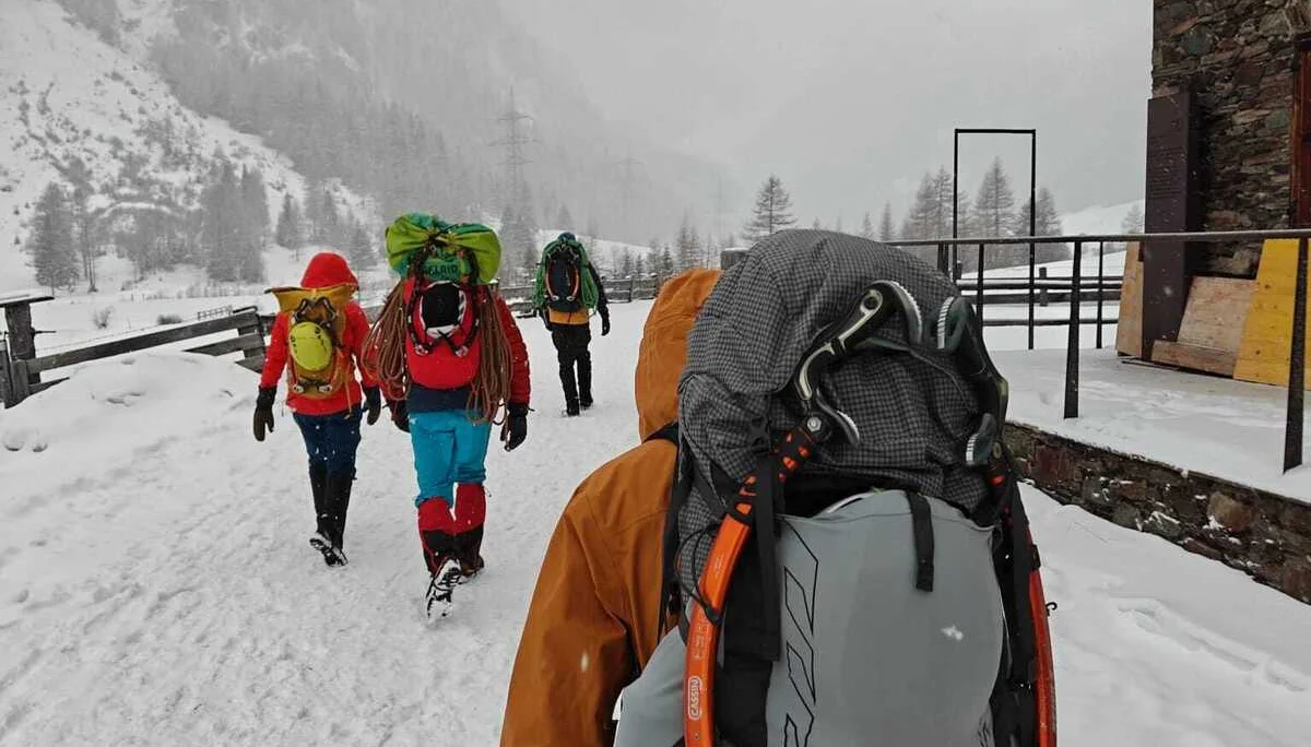 EK Eiskletterkurs Eispark Osttirol | © DAV Gangkofen/Leon Sendlinger - Eiskletterkurs - Zustieg zum Eispark