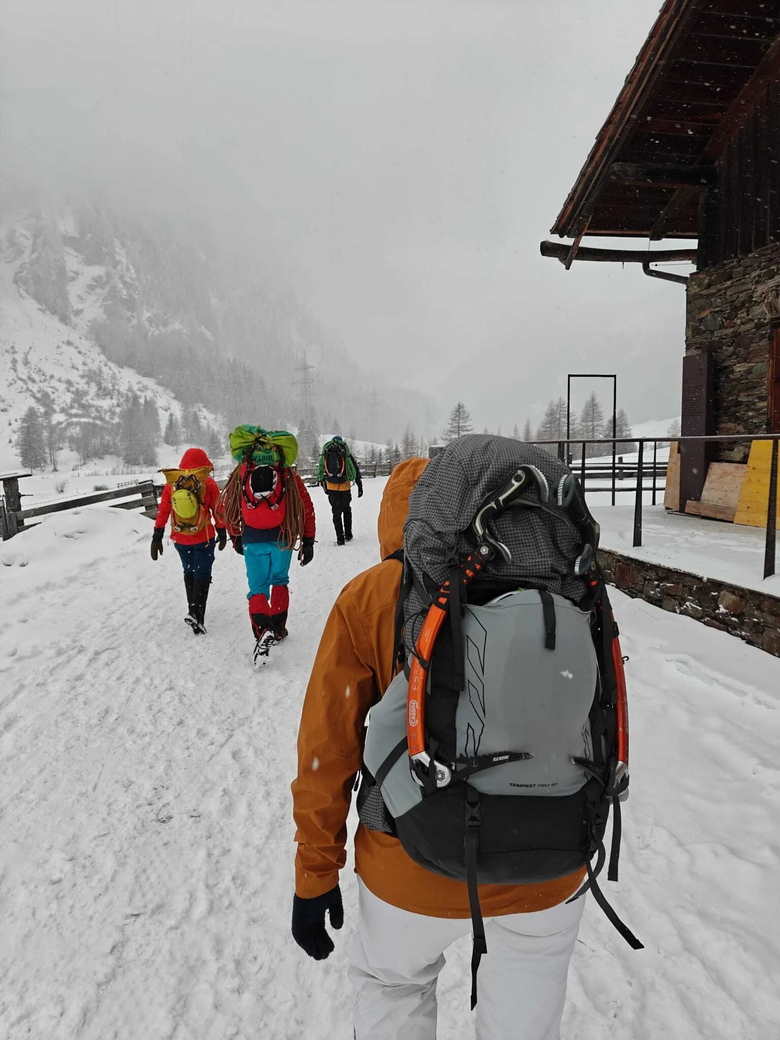 EK Eiskletterkurs Eispark Osttirol | © DAV Gangkofen/Leon Sendlinger - Eiskletterkurs - Zustieg zum Eispark